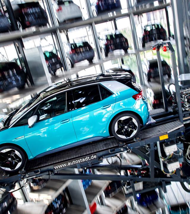 Türkisfarbenes Elektroauto ID.3 des Volkswagen-Konzerns