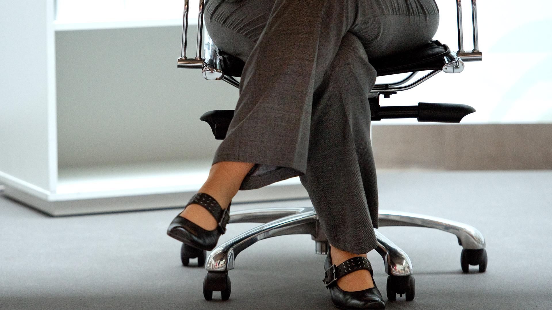 Person sitzt auf Stuhl