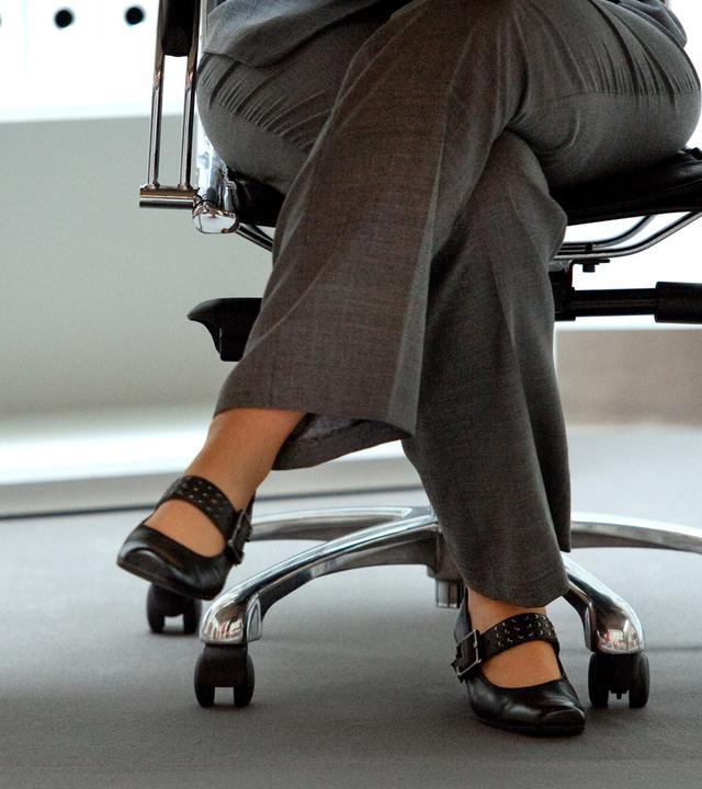 Person sitzt auf Stuhl