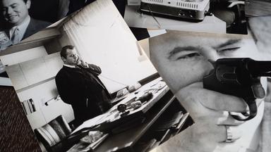 Auf einem Tisch liegen mehrere Fotos von Eduard Zimmermann. Mal telefoniert er, mal schaut er durch eine Pistole oder liest lächelnd ein Buch.