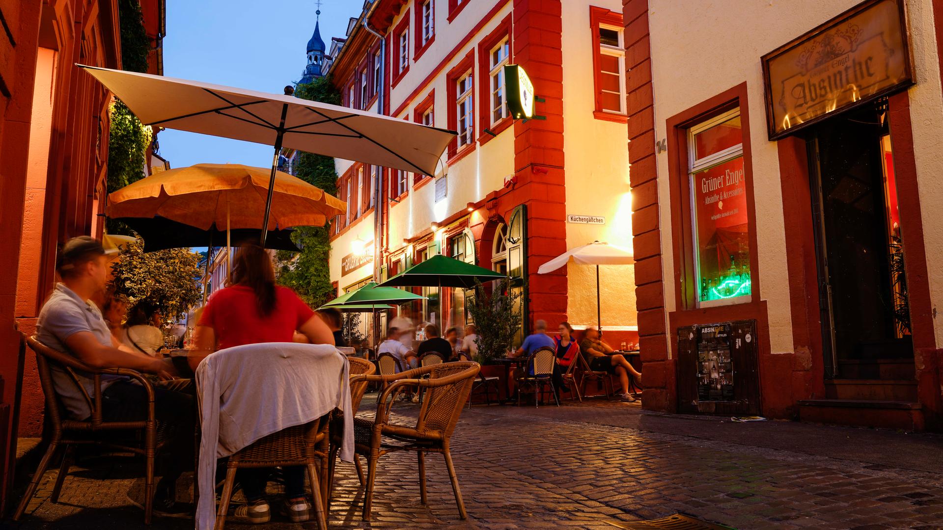 Menschen sitzen draußen im Restaurant
