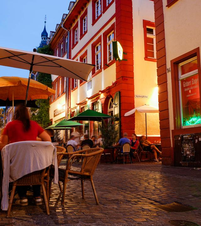 Menschen sitzen draußen im Restaurant
