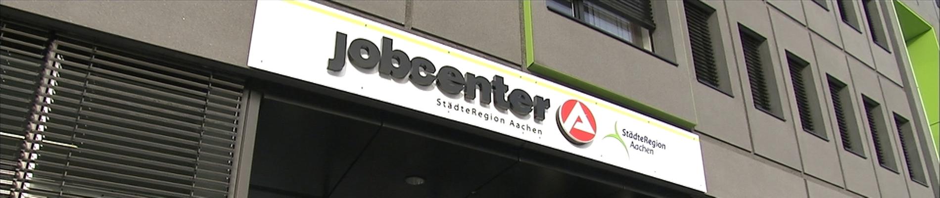 Der Eingang eines Jobcenters ist zu sehen.