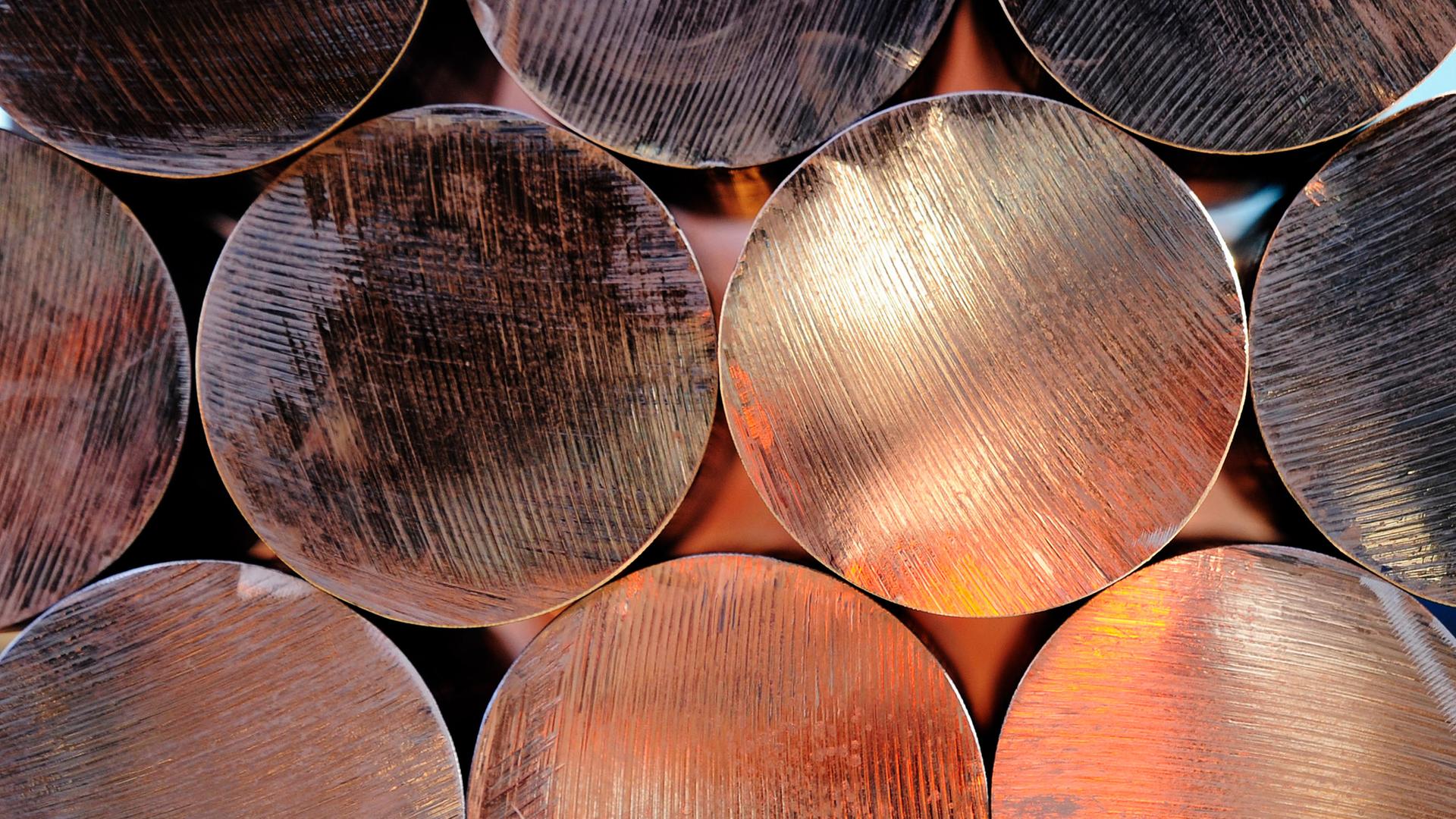 Massive Kupferstangen übereinandergestapelt