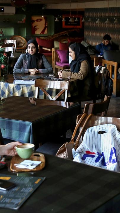 Junge Iraner*innen in einem Café in Teheran