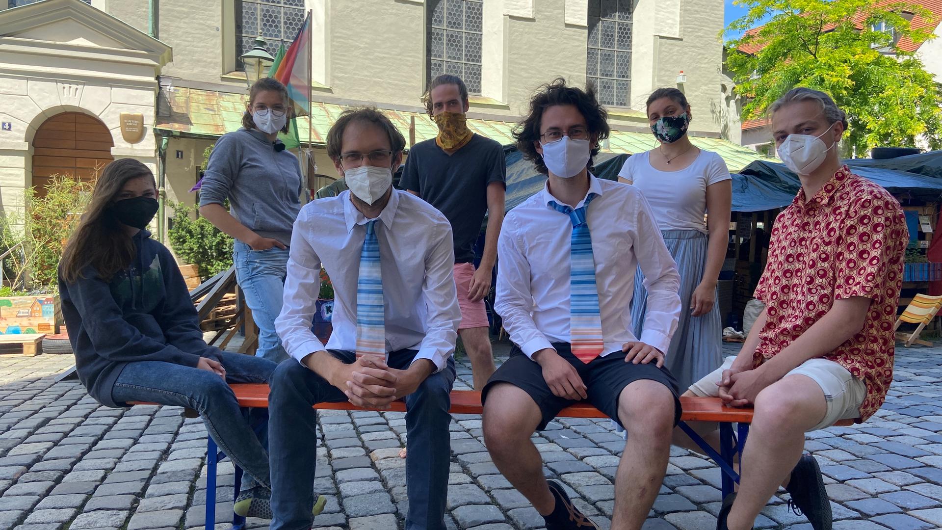 Teilnehmer des Klimacamps schauen in die Kamera