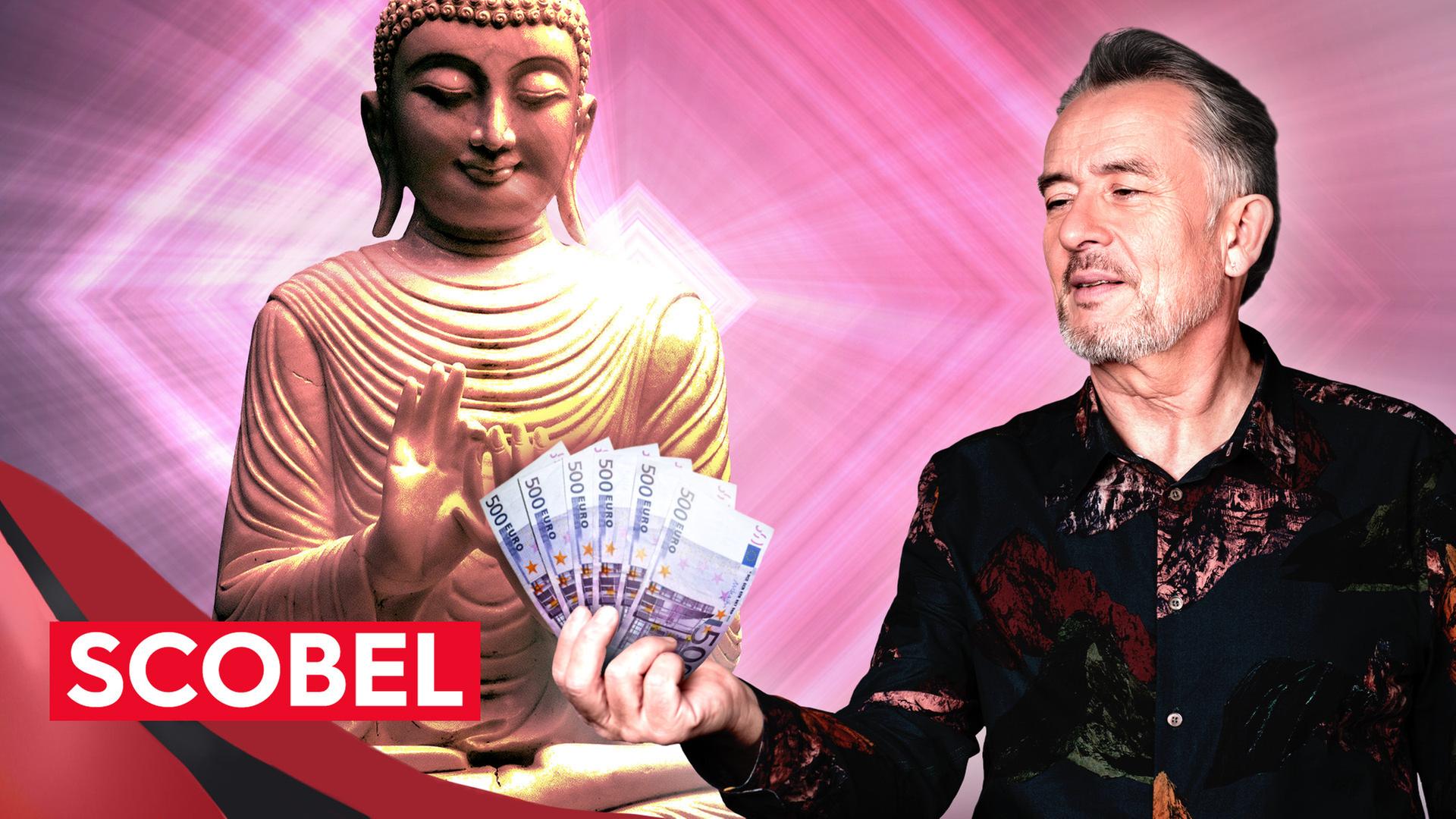 Gert Scobel hält sechs 500€ Scheine in der Hand, Hinter ihm symbolisiert eine Buddhaskulptur Mediatation und Achtsamkeit