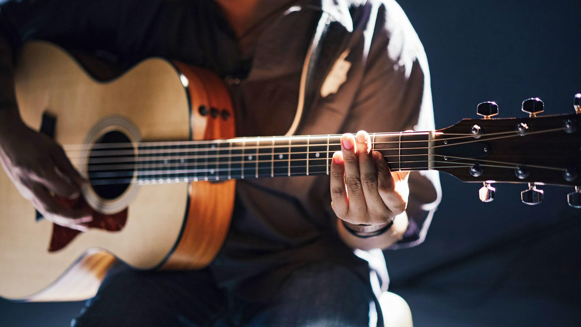 Mann spielt Gitarre