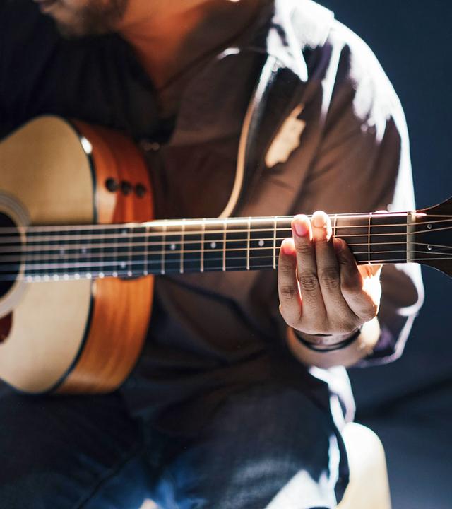 Mann spielt Gitarre