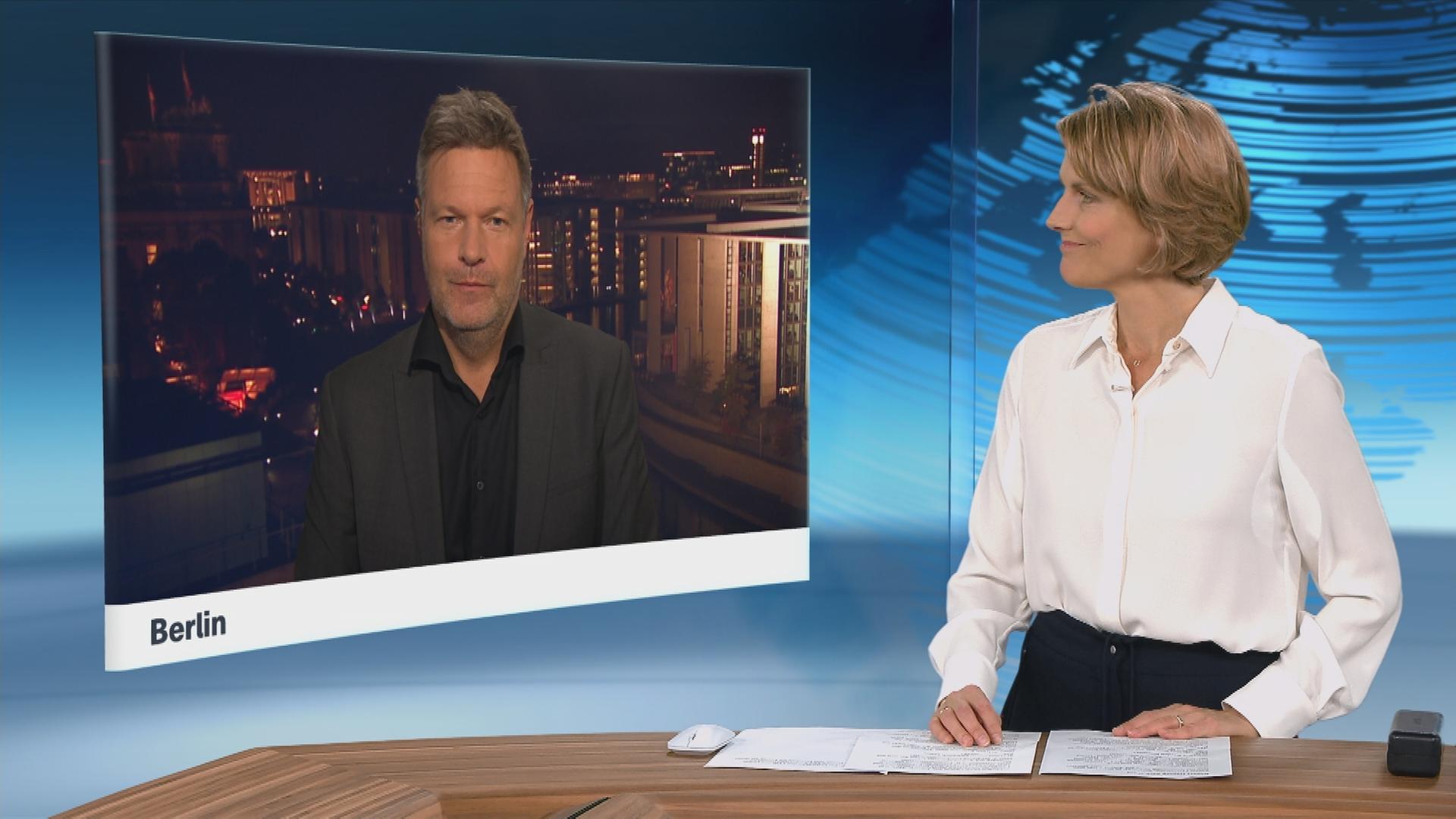 27.09.2021: ZDF-Moderatorin Marietta Slomka im Schaltgespräch mit Robert Habeck (B90/Die Grünen). Habeck ist zugeschaltet aus Berlin.