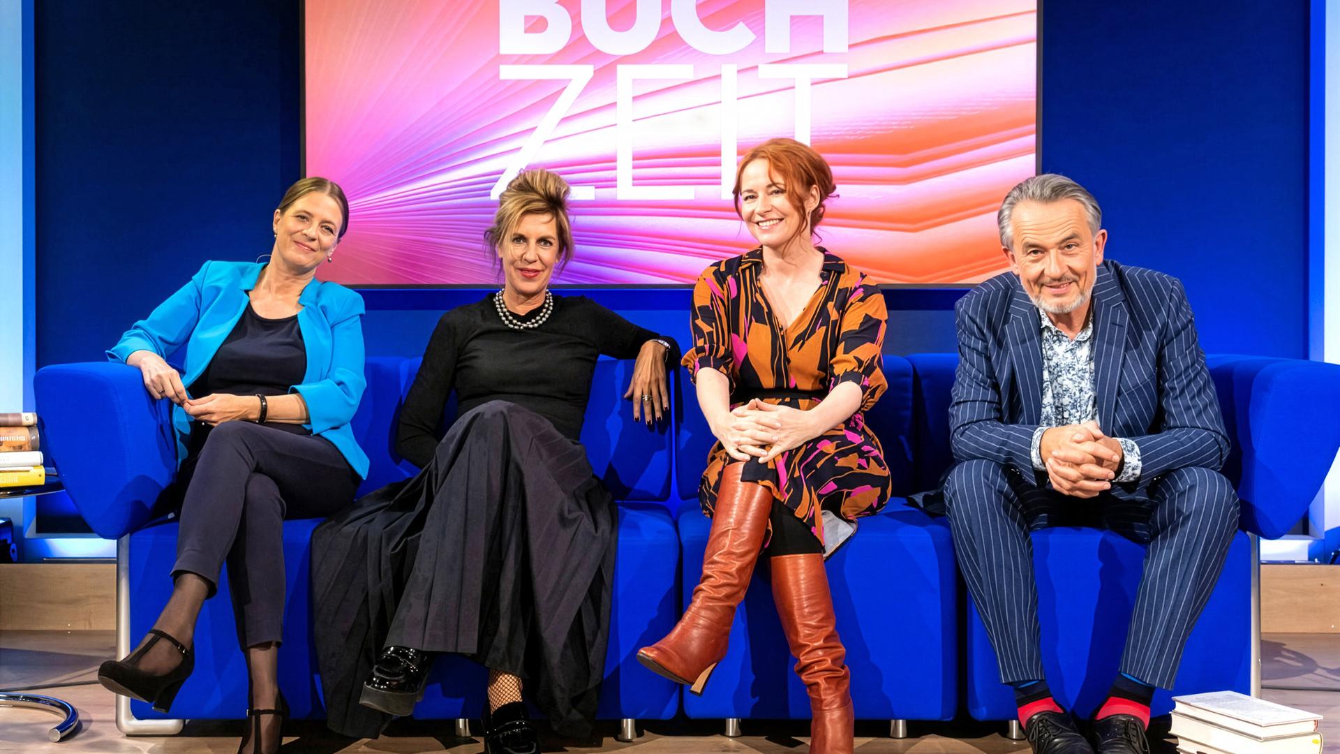 Sandra Kegel, Barbara Vinken, Katrin Schumacher und  Gert Scobel auf dem Blauen Sofa 