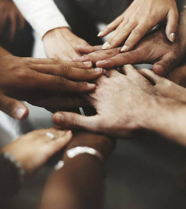Ineinanderliegende Hände