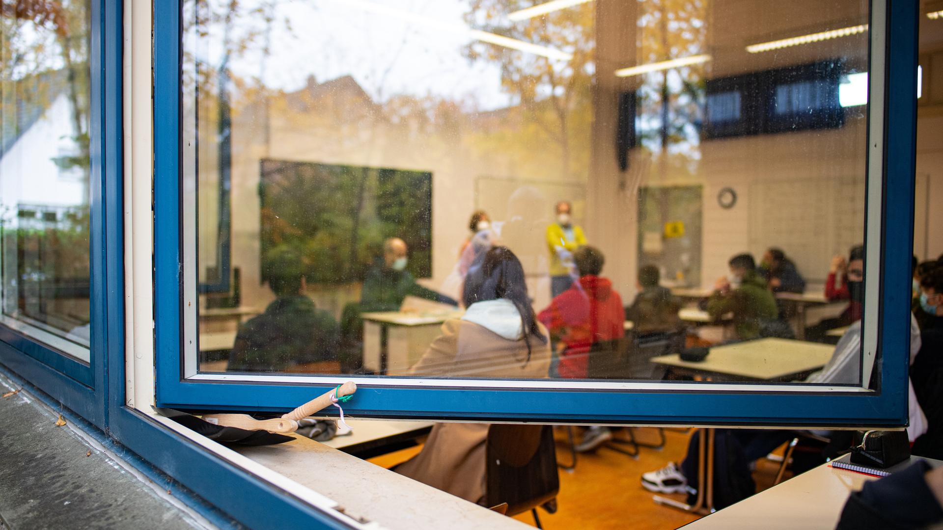 Geöffnetes Schulfenster mit Blick ins Klassenzimmer