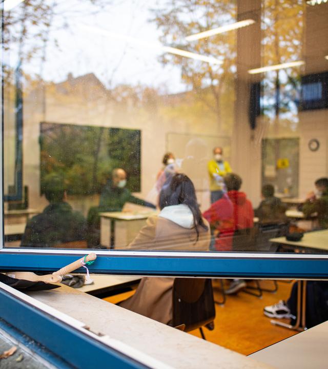 Geöffnetes Schulfenster mit Blick ins Klassenzimmer