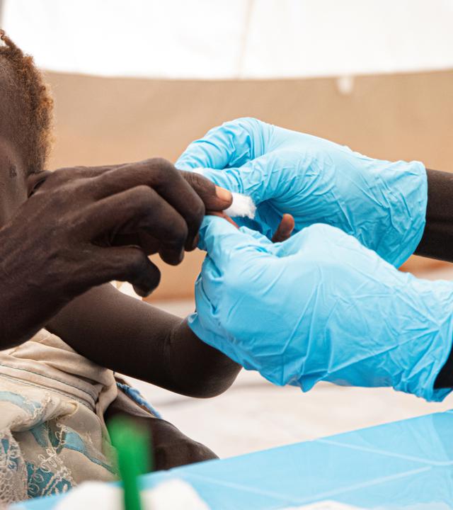 Kind wird gegegn Malaria geimpft