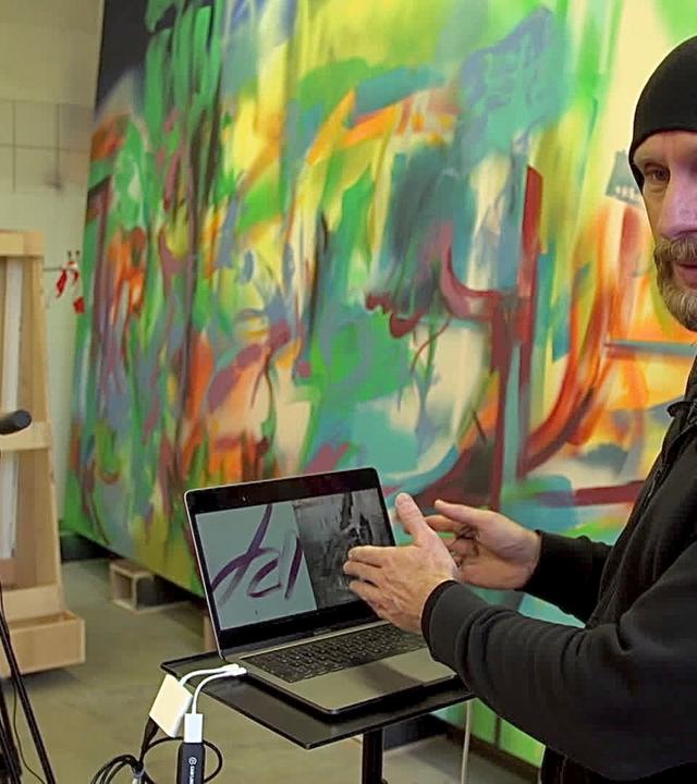 Mann im Atelier vor einen Laptop