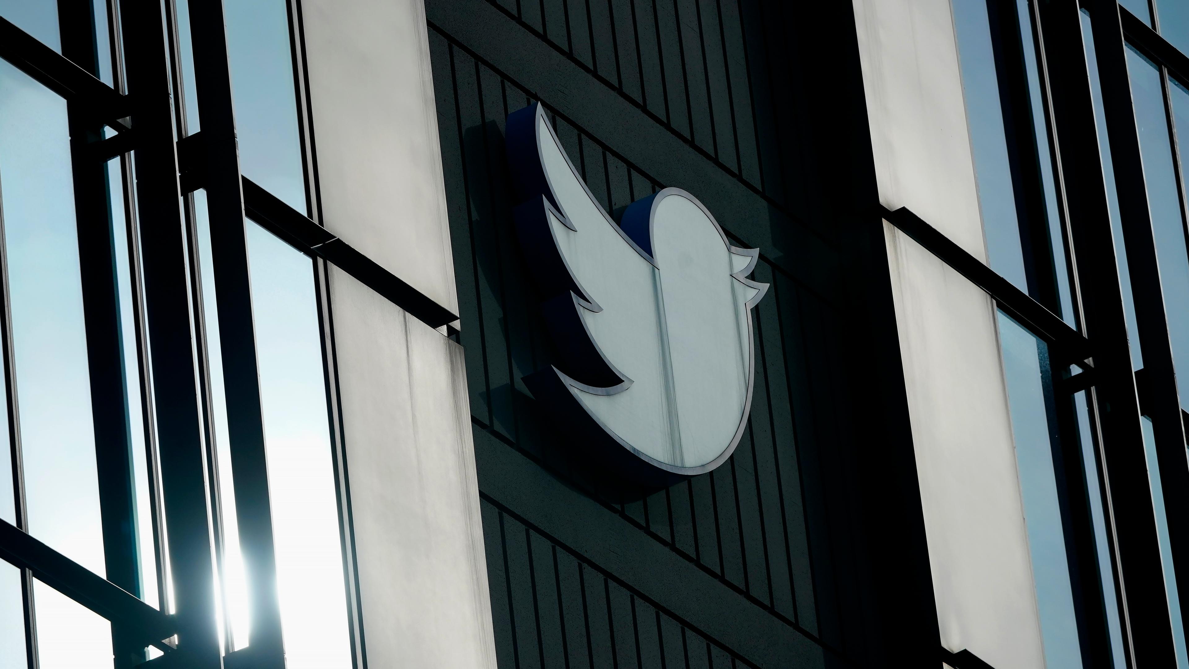 San Francisco, USA, 19.12.2022: Das Twitter-Logo an einer Bürofassade.