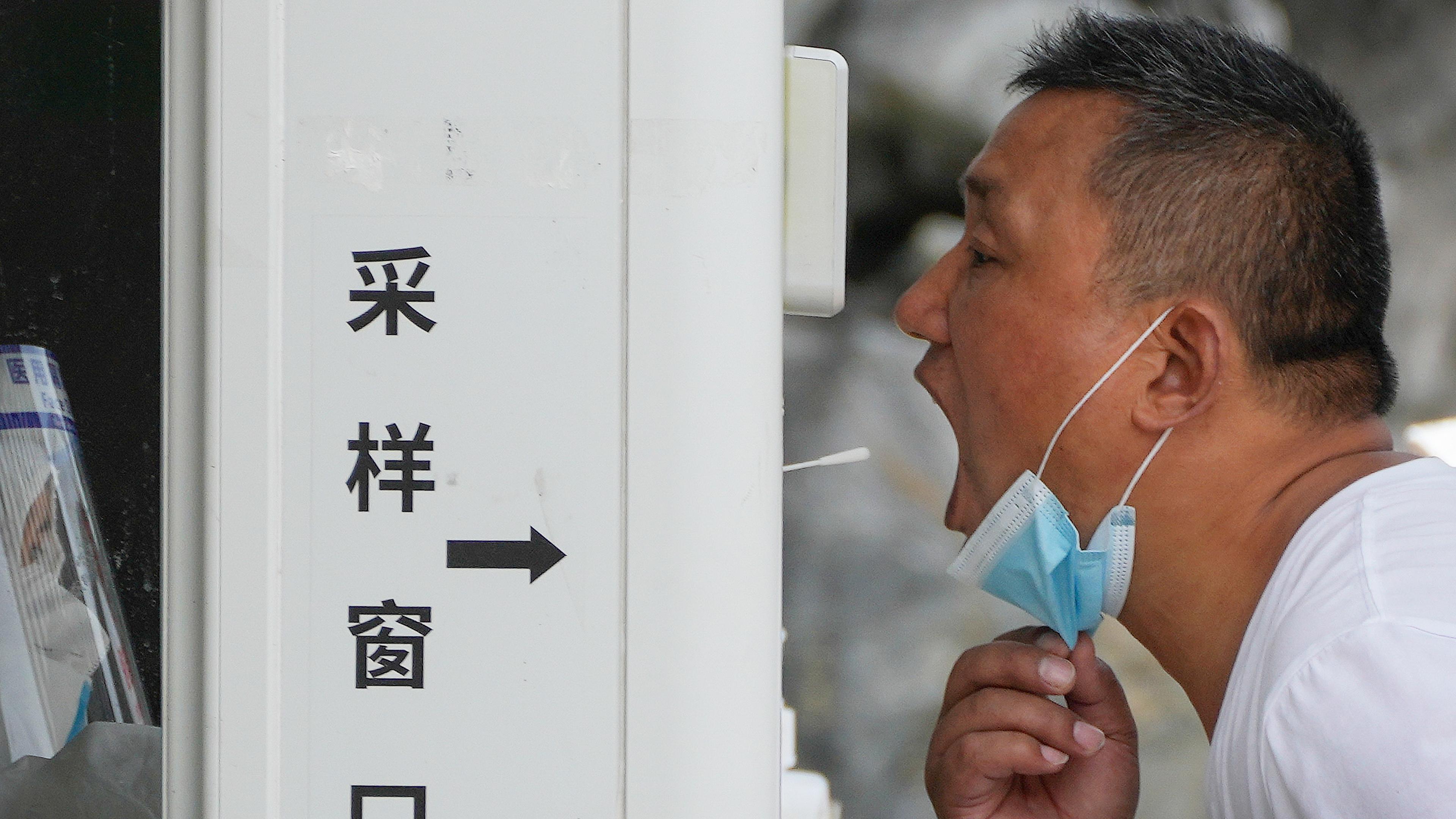 Ein Mann macht einen Corona-Test in Beijing, China