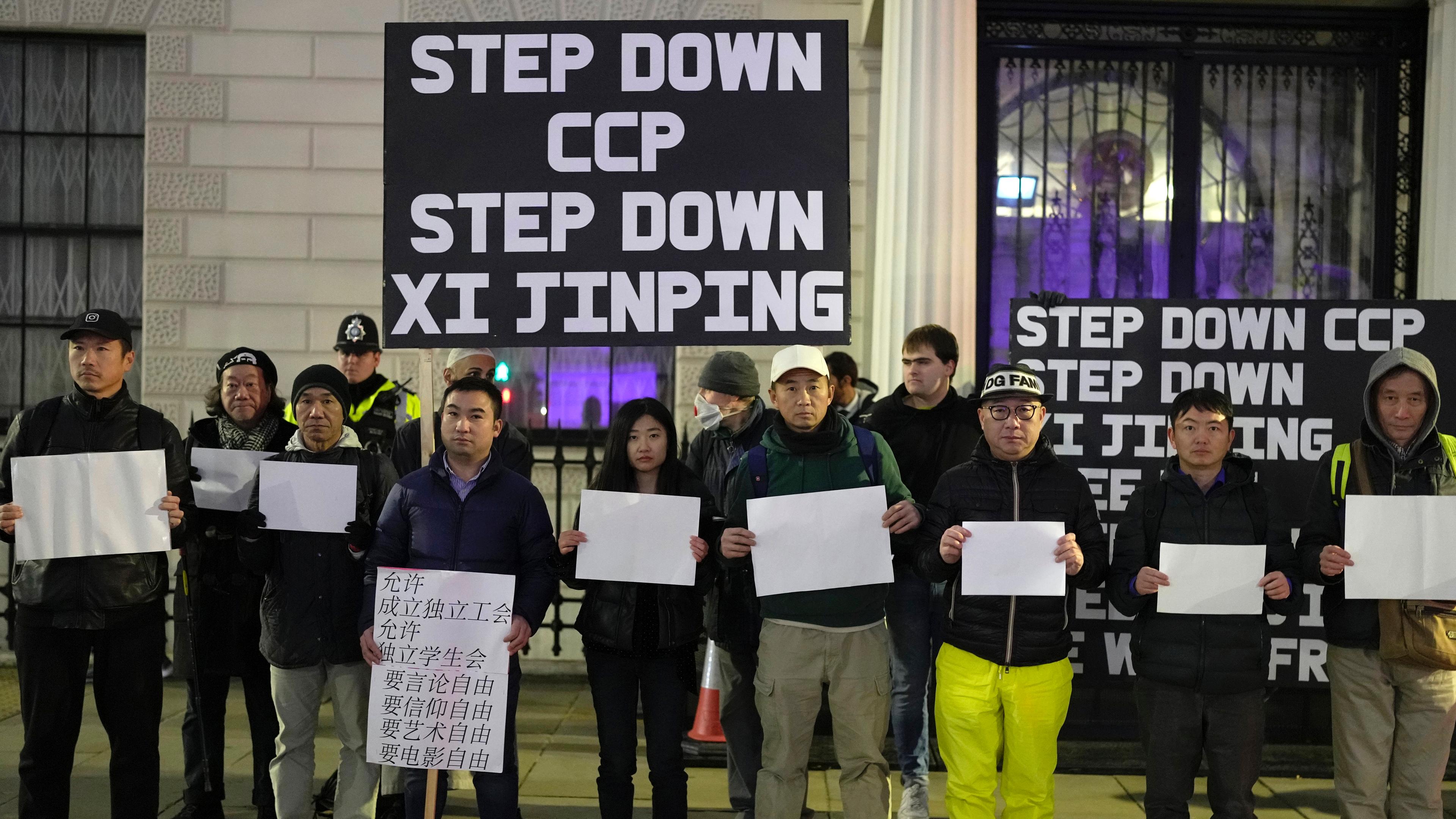Chinesen demonstrieren in London gegen die chinesische Corona-Politik