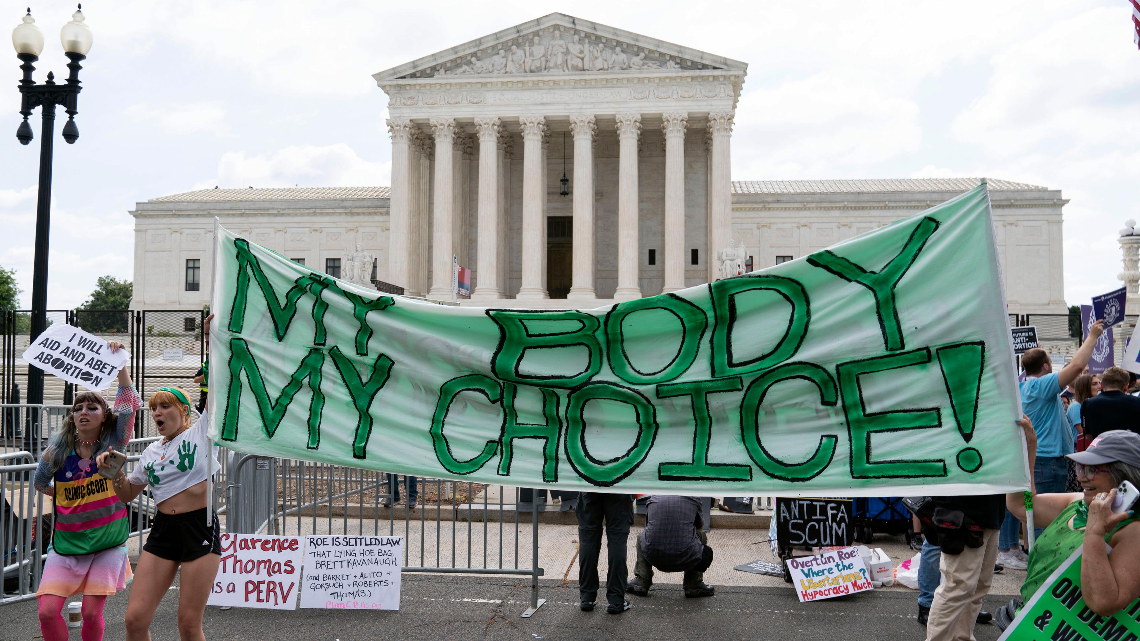 24.06.2022, Washington: Abtreibungsbefürworter halten ein Banner mit der Aufschrift «Mein Körper meine Entscheidung!» vor dem Gebäude des Obersten Gerichtshofs der USA.