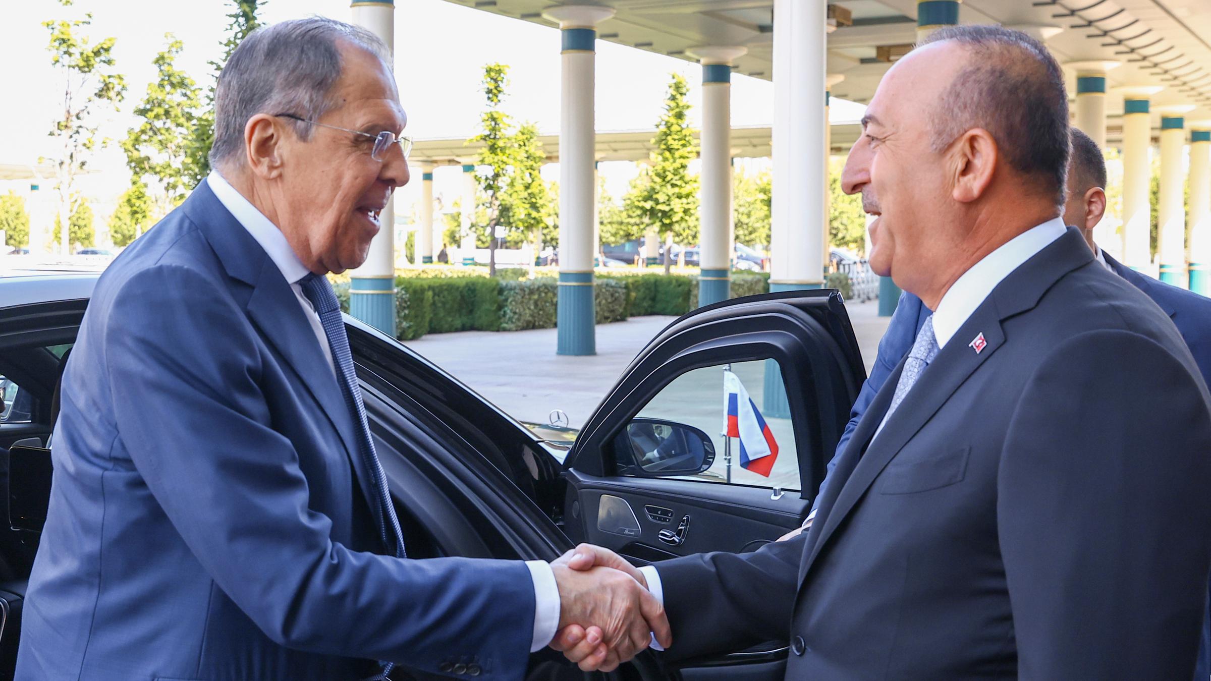 Ankara, Türkei, 08.06.2022: Der russische Außenminister Sergej Lawrow (l) wird vom türkischen Außenminister Mevlüt Cavusoglu händeschüttelnd empfangen als er aus seinem Auto steigt. 