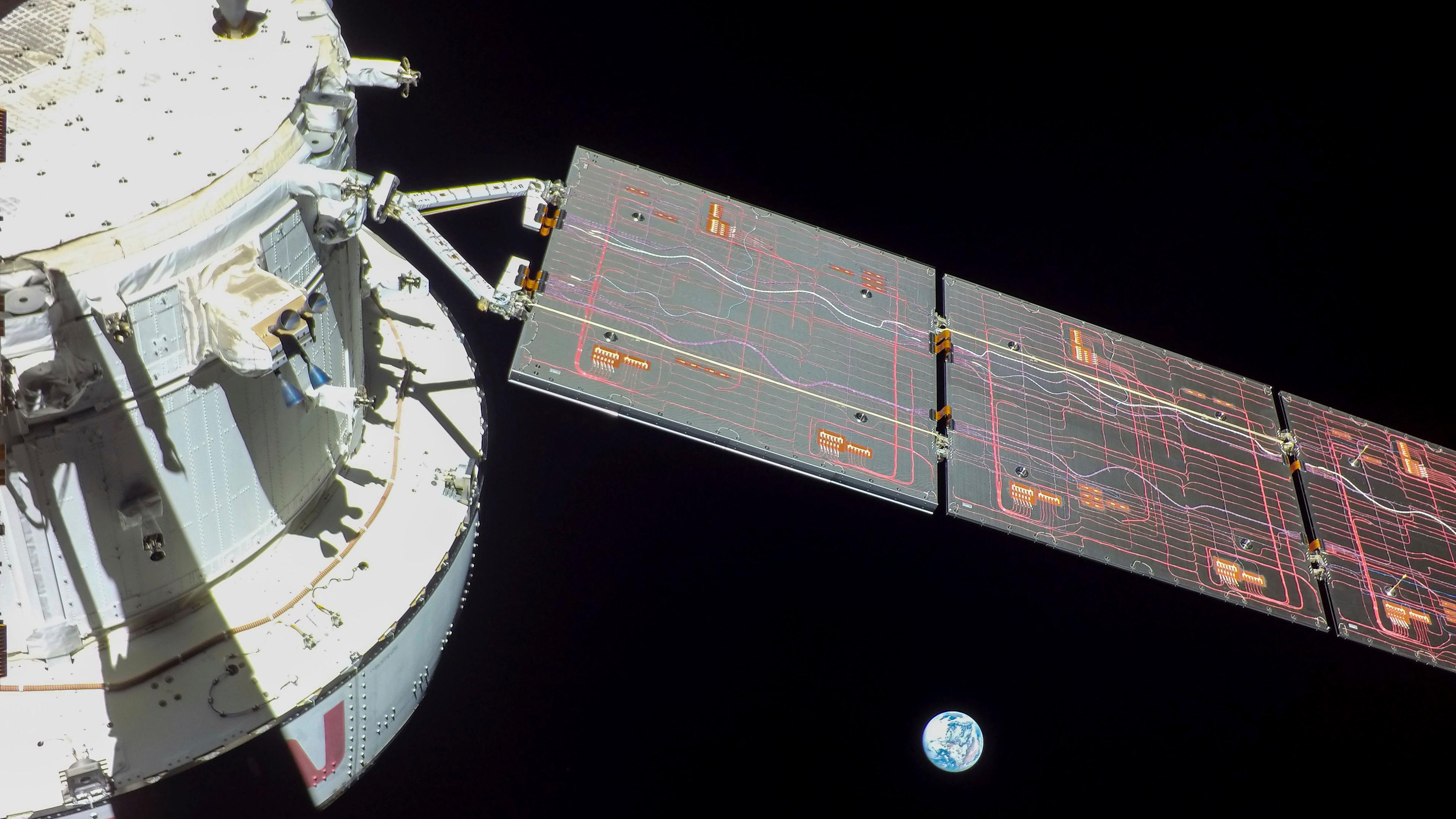 24.11.2022: Die Orion-Kapsel der NASA und unser Planet Erde aus dem Weltall.