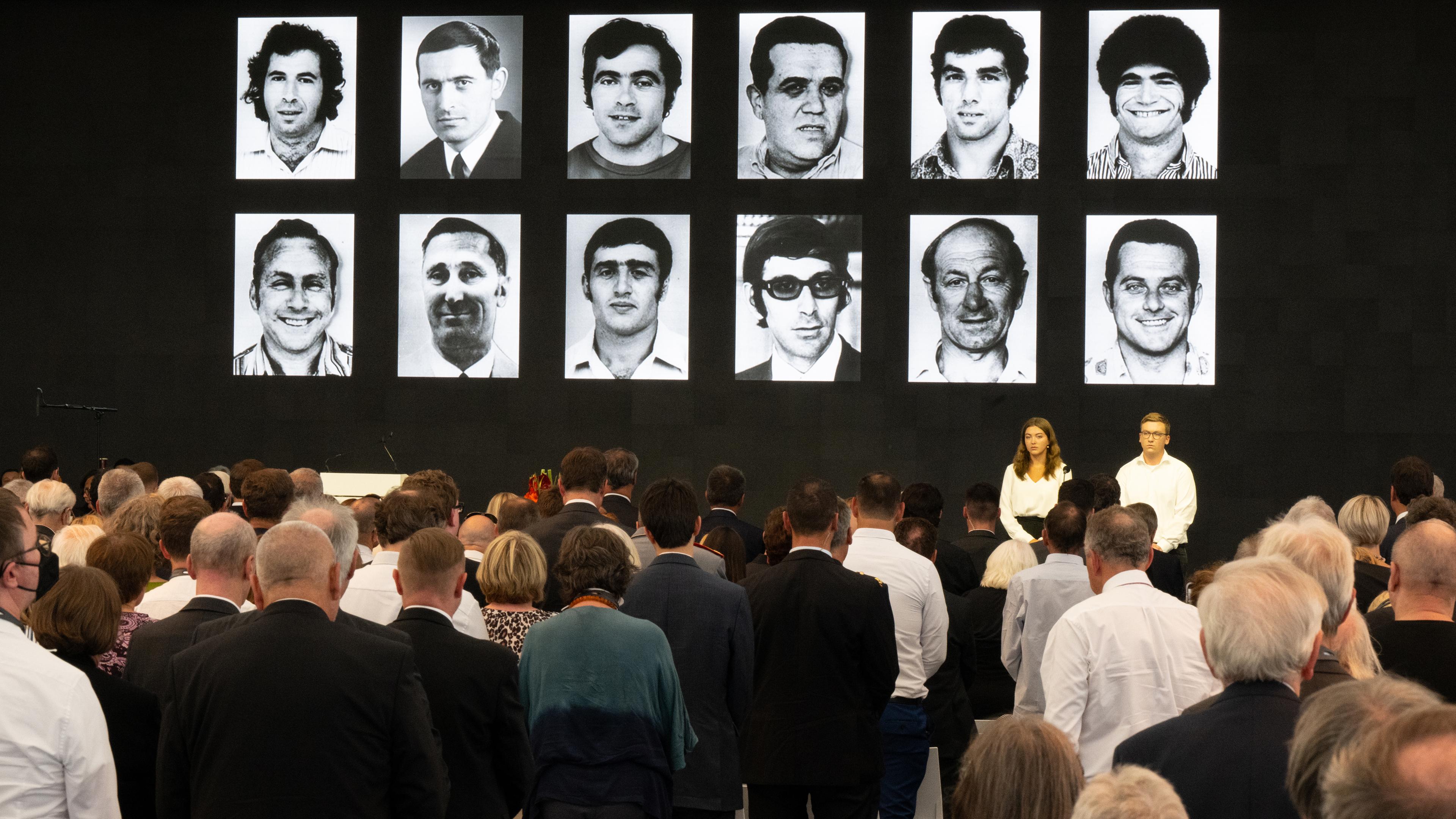 05.09.2022, Fürstenfeldbruck, Bayern: Auf der Gedenkveranstaltung zum 50. Jahrestags des Olypiaattentats 1972 in München, werden die Bilder der 12 Opfer auf einer Leinwand zu sehen