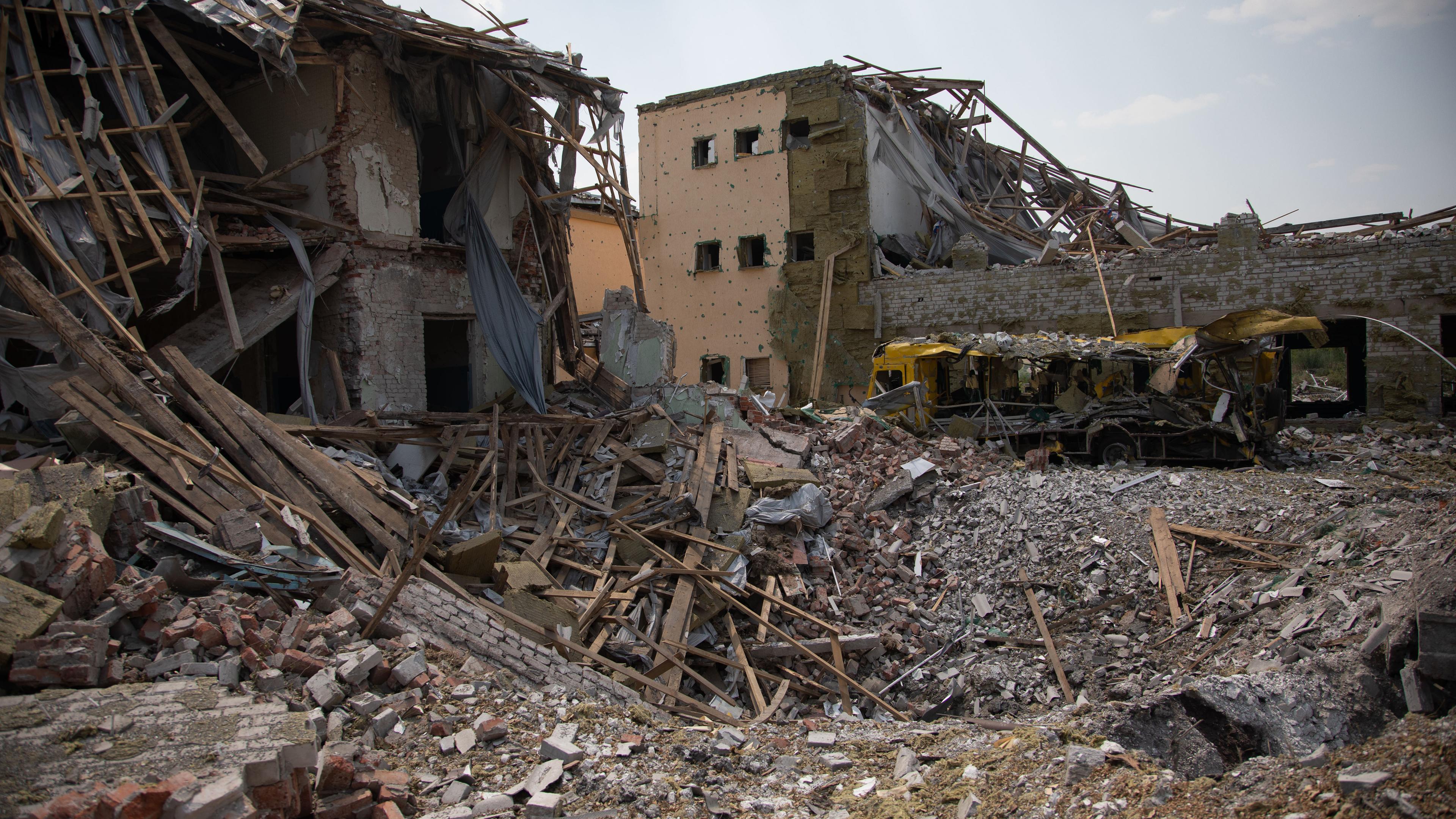 03.07.2022, Ukraine: Völlig zerstörte Gebäude in Slowjansk.