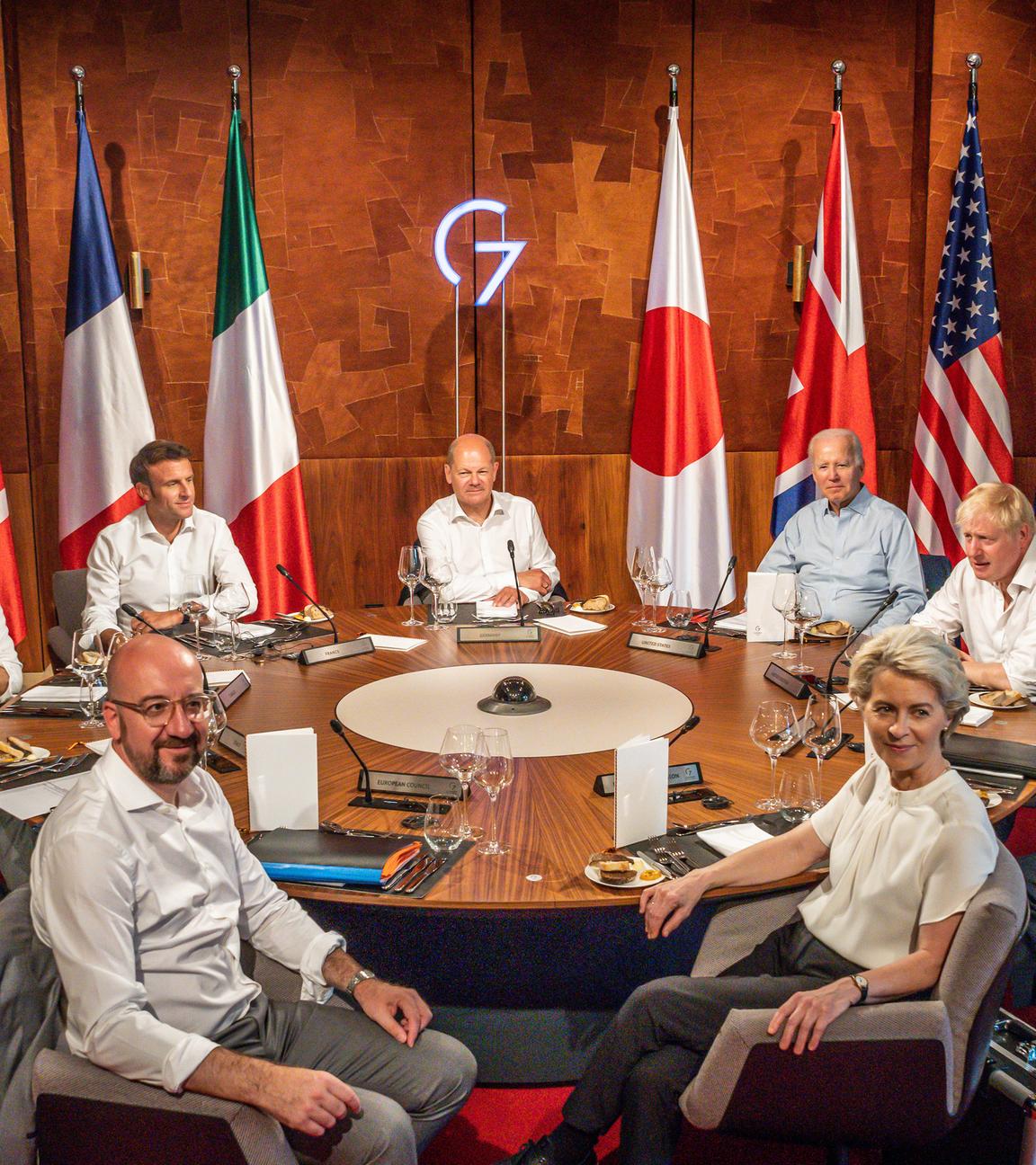 Elmau, 26.06.2022: G7-Staatsoberhäupter sitzen an Tisch und schauen in Richtung Kamera