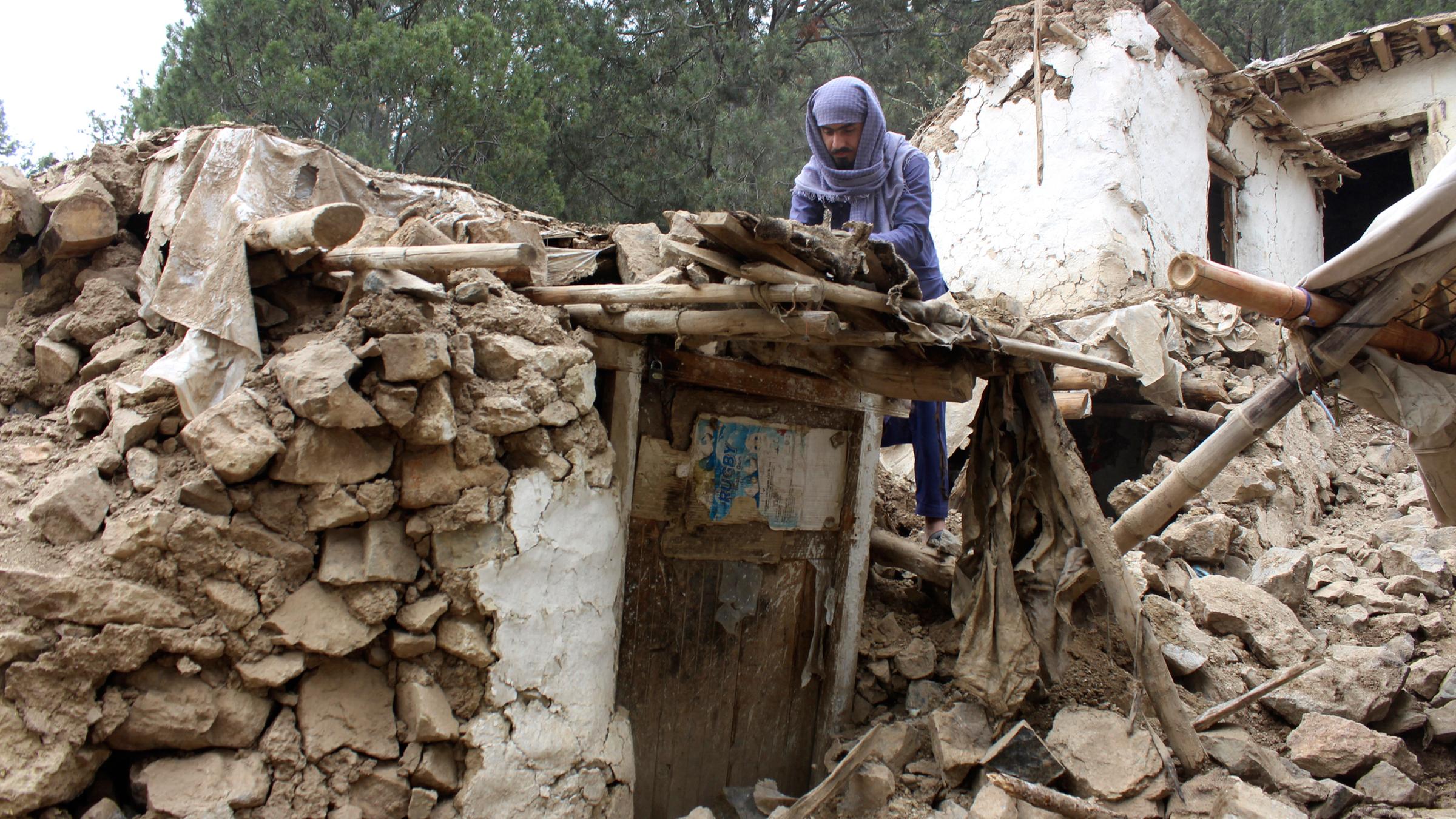 Ein Drofbewohner in Afgahnistan räumt Trümmer nach dem Erdbeben mit den Händen weg, Khost, 22.06.2022.