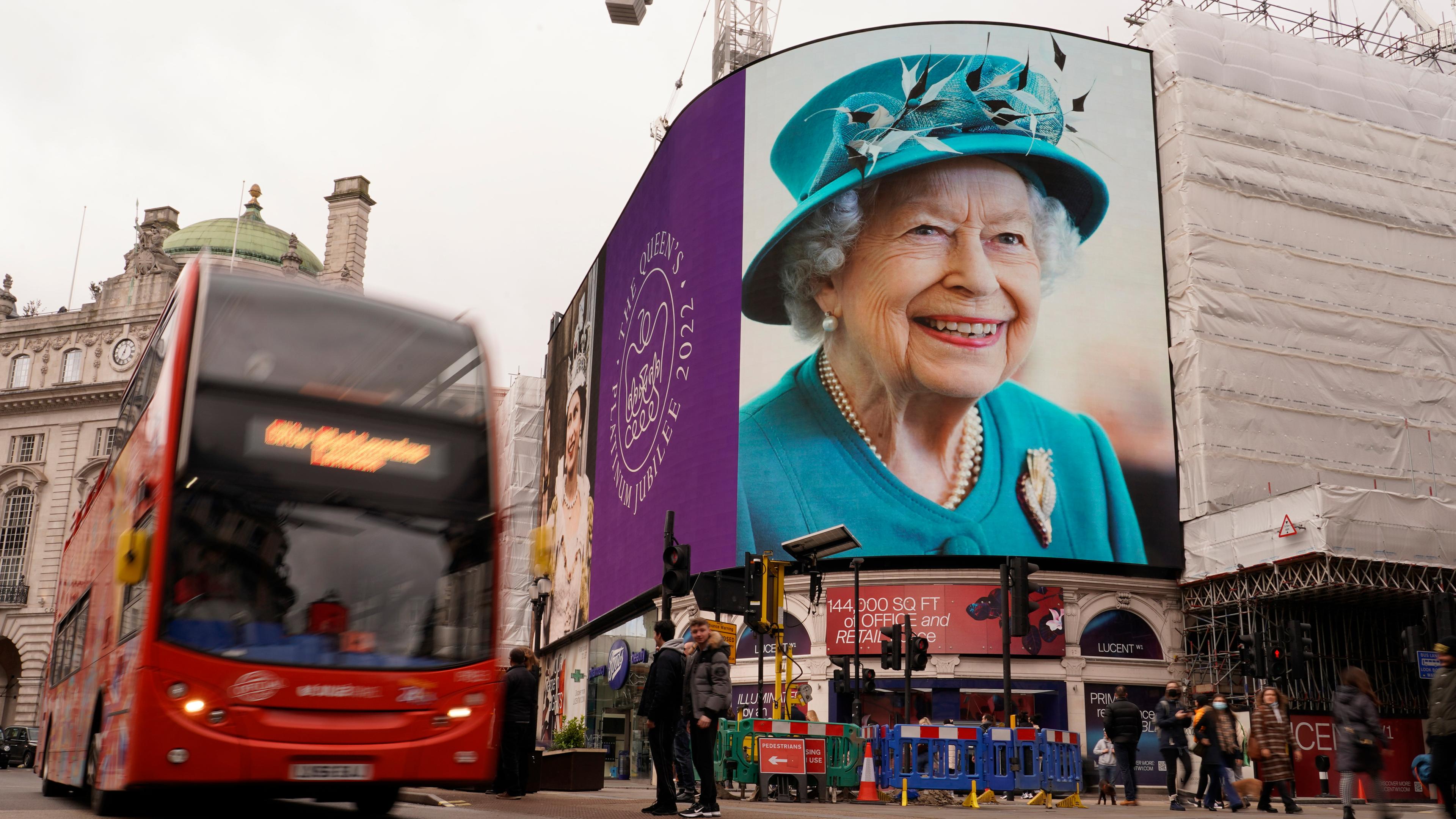 Ein Bus fährt an einer Werbetafel am Piccadilly Circus vorbei, auf der Bilder der britischen Königin anlässlich ihres Platinjubiläums gezeigt werden.