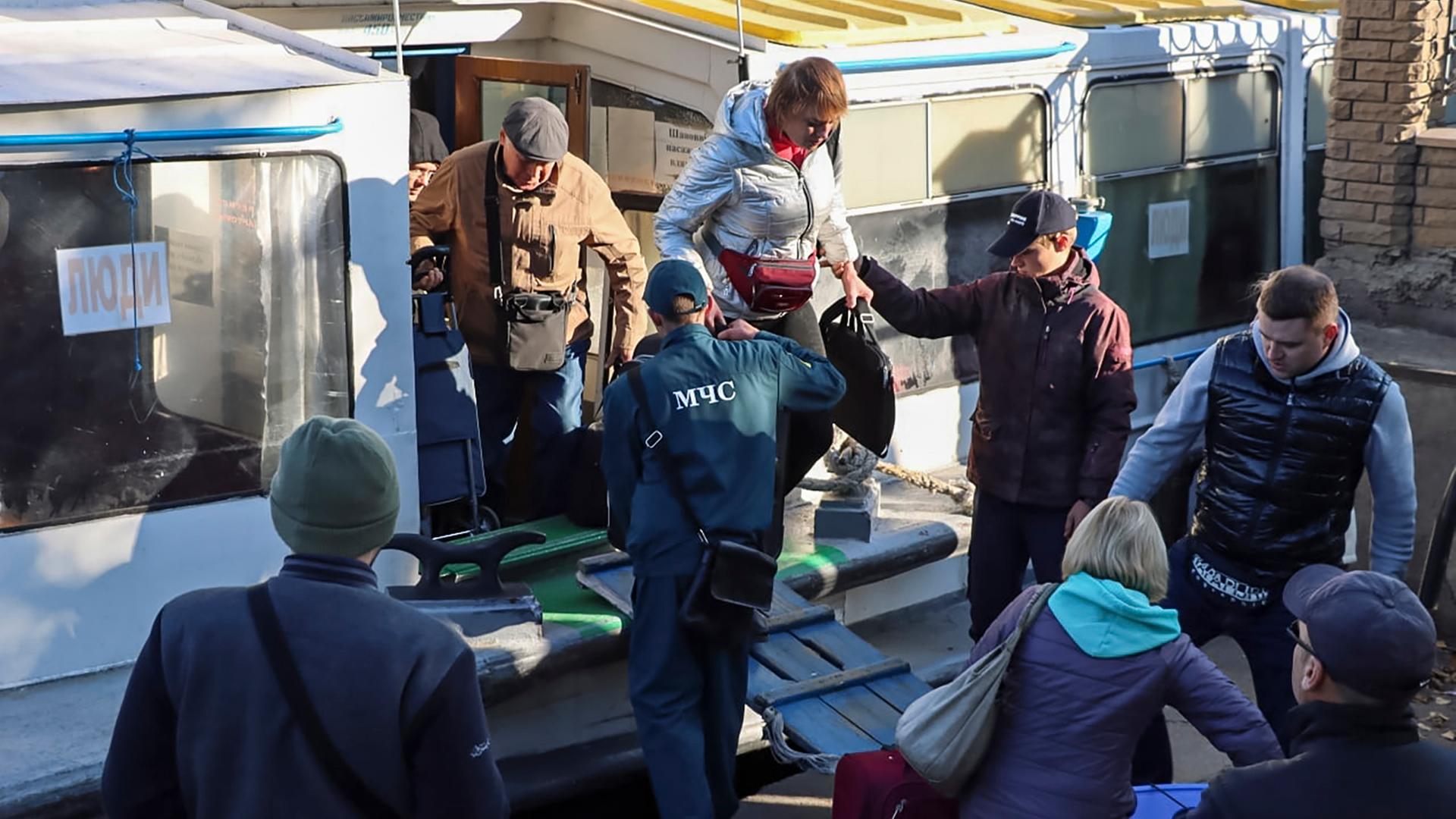 Zivilpersonen werden von Russland aus den annektierten Region um Cherson evakuriert