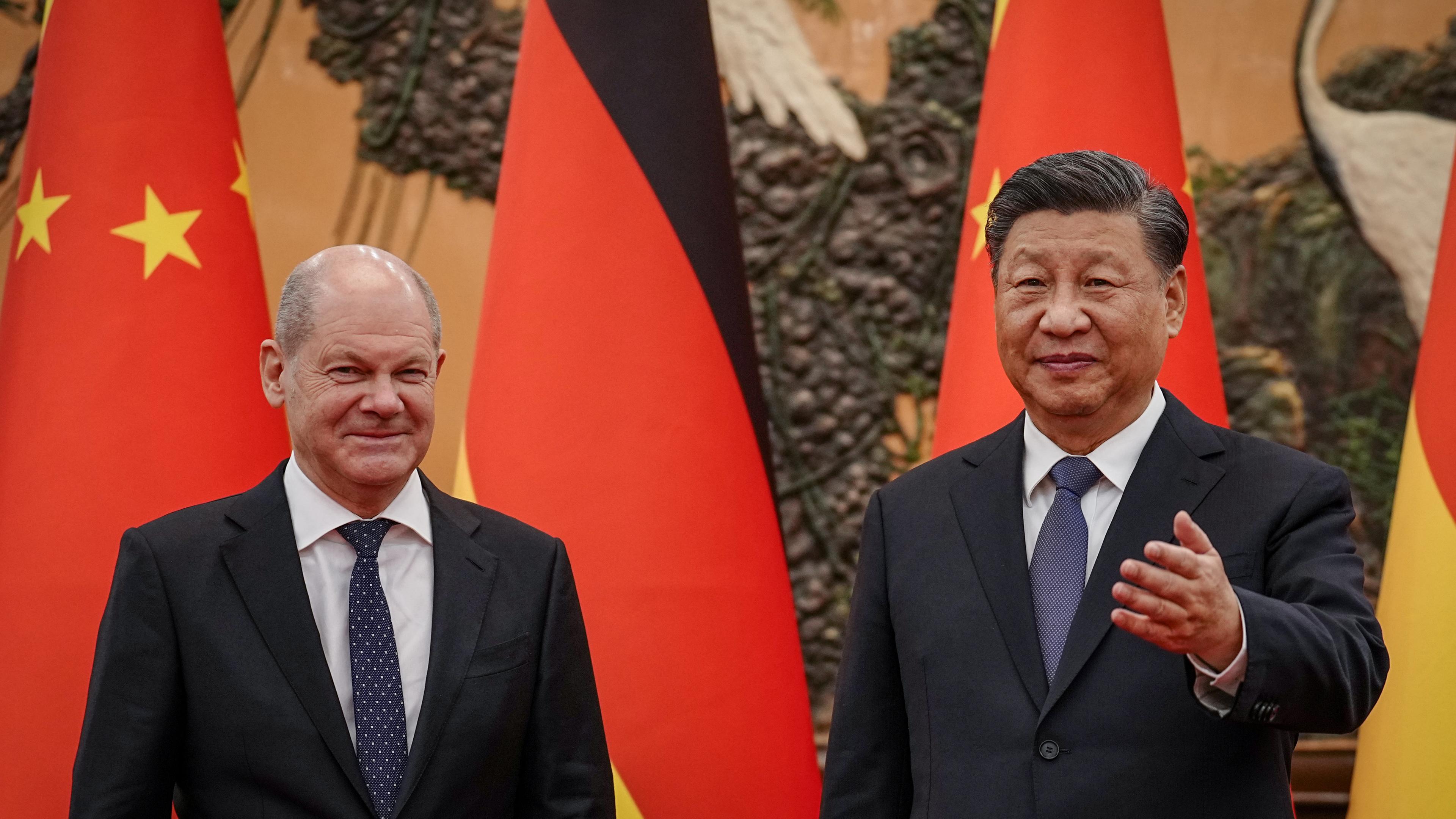Scholz (links) mit Xi Jinping in China vor deutschen und chinesischen Flaggen bei einem Treffen