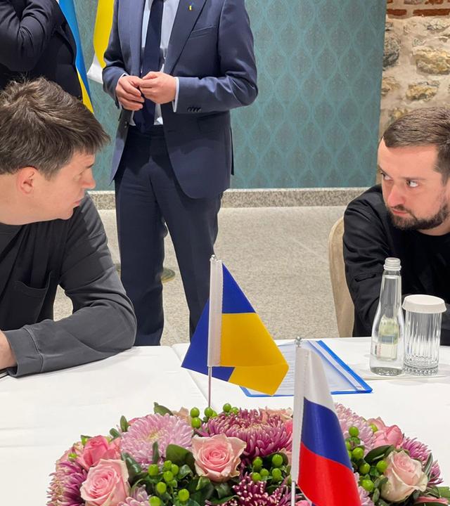 Ein vom Pressedienst des ukrainischen Präsidenten zur Verfügung gestelltes Handout-Foto zeigt die stellvertretende Leiter des Büros des ukrainischen Präsidenten Kyrylo Tymoshenko (R) und den ukrainischen Präsidentenberater Mykhailo Podoliak vor dem Beginn der Gespräche mit der russischen Delegation in Istanbul, Türkei, 29. März 2022.
