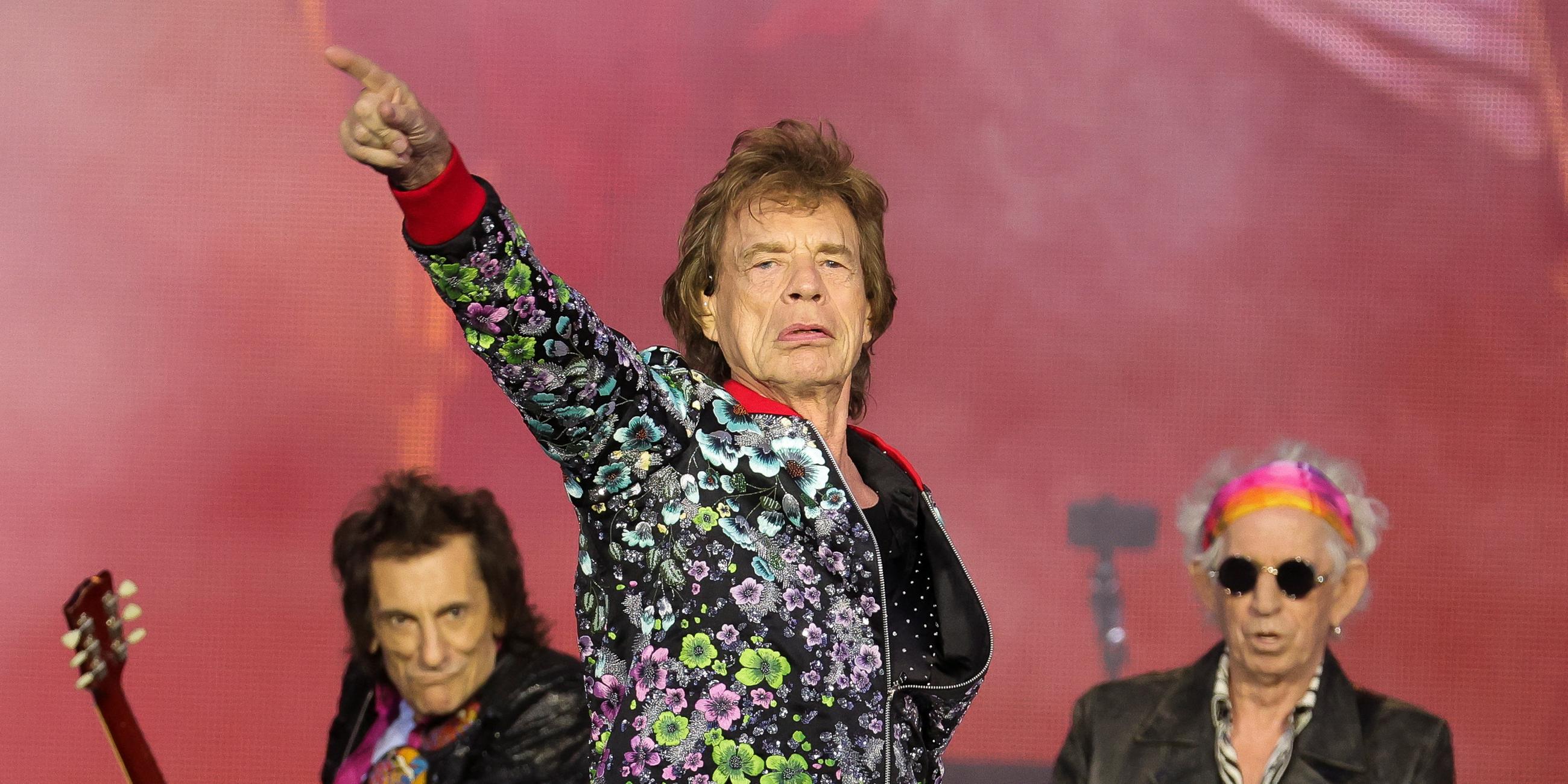 Archiv: Mick Jagger, Ronnie Wood und Keith Richards von den Rolling Stones stehen bei einem Konzert auf der Bühne.