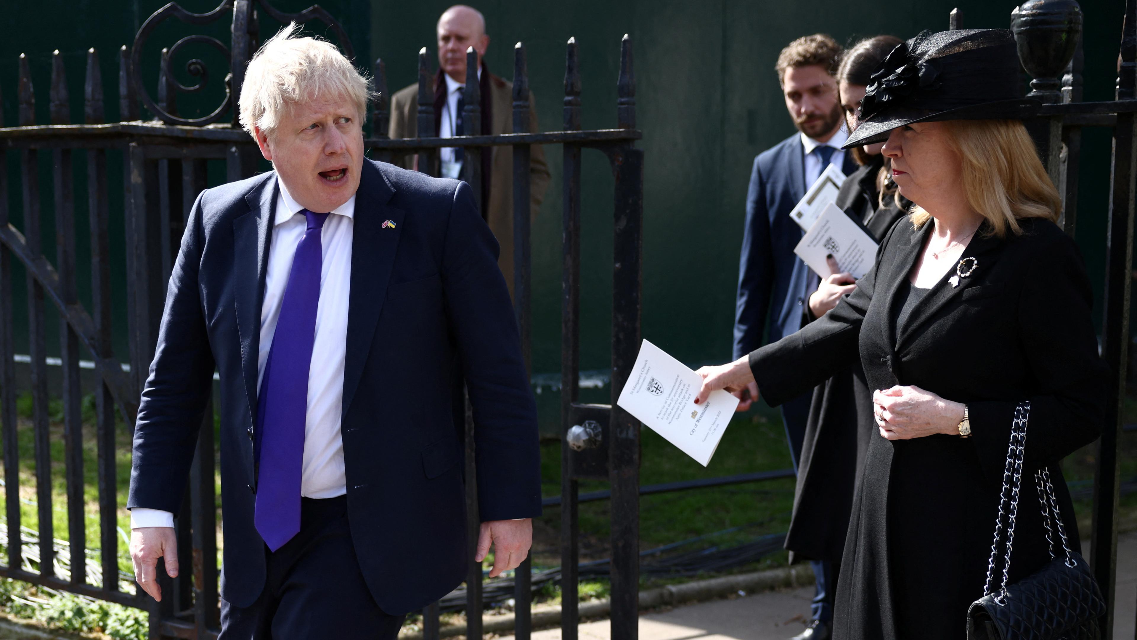 London, Großbritannien, 22.03.2022: Britischer Primeminister Brois Johnson verlässt die St. Margaret's Kirche durch ein Tor