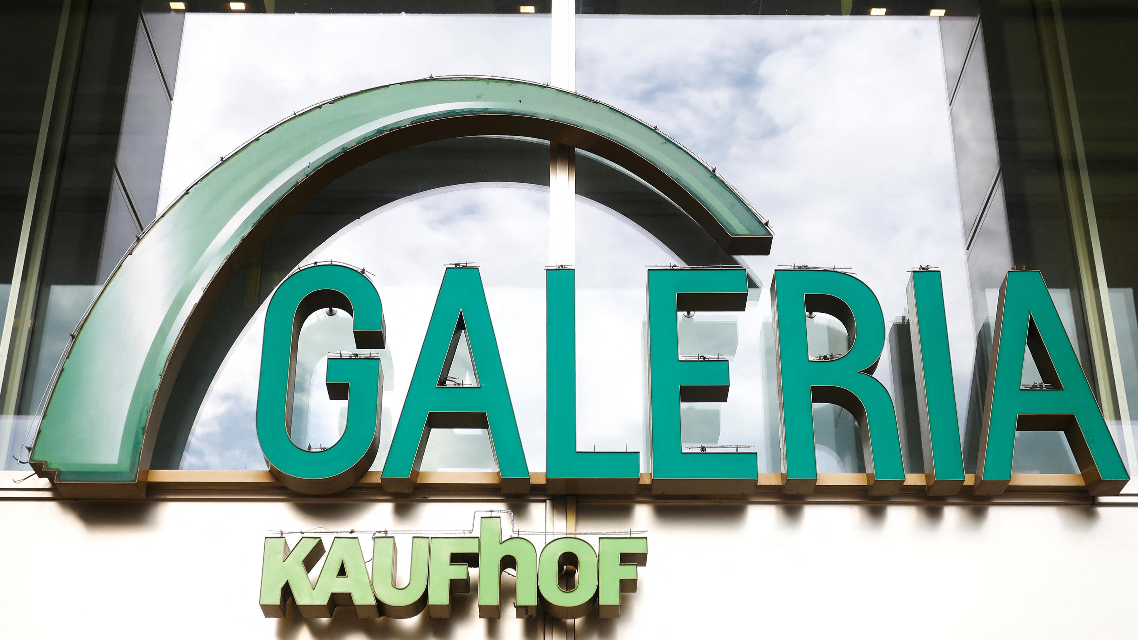 Grünes Logo der Kette Galeria Kaufhof