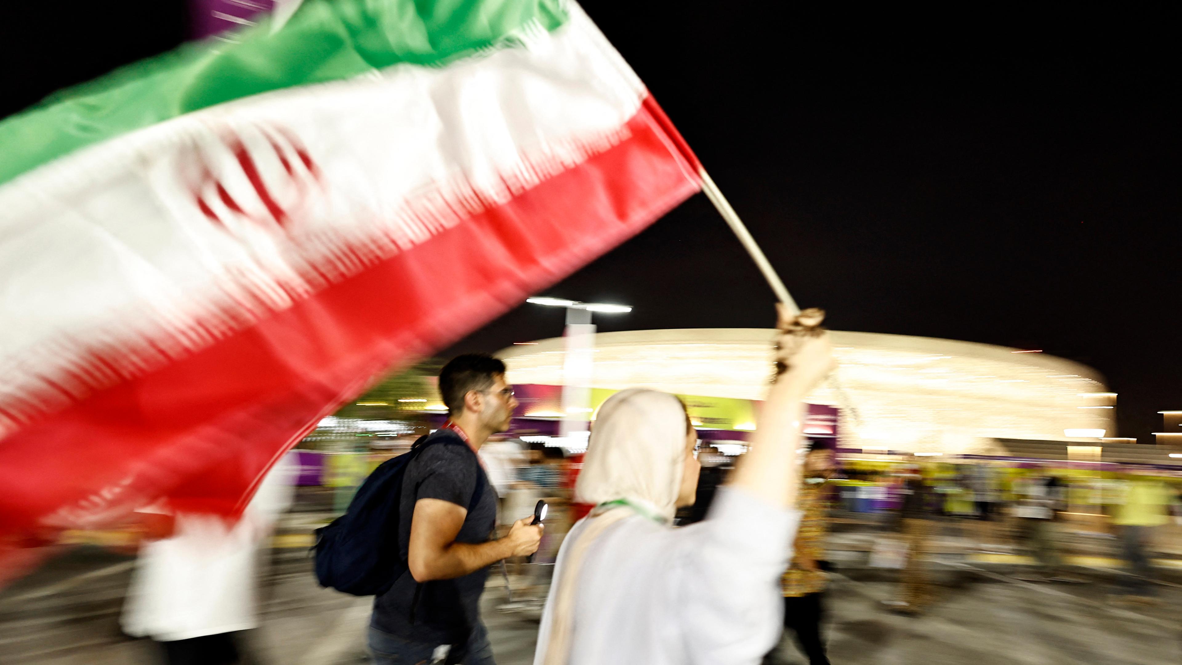 29.11.2022, Doha, Katar: Iranische Fans vor dem Fußballstadion in Doha.