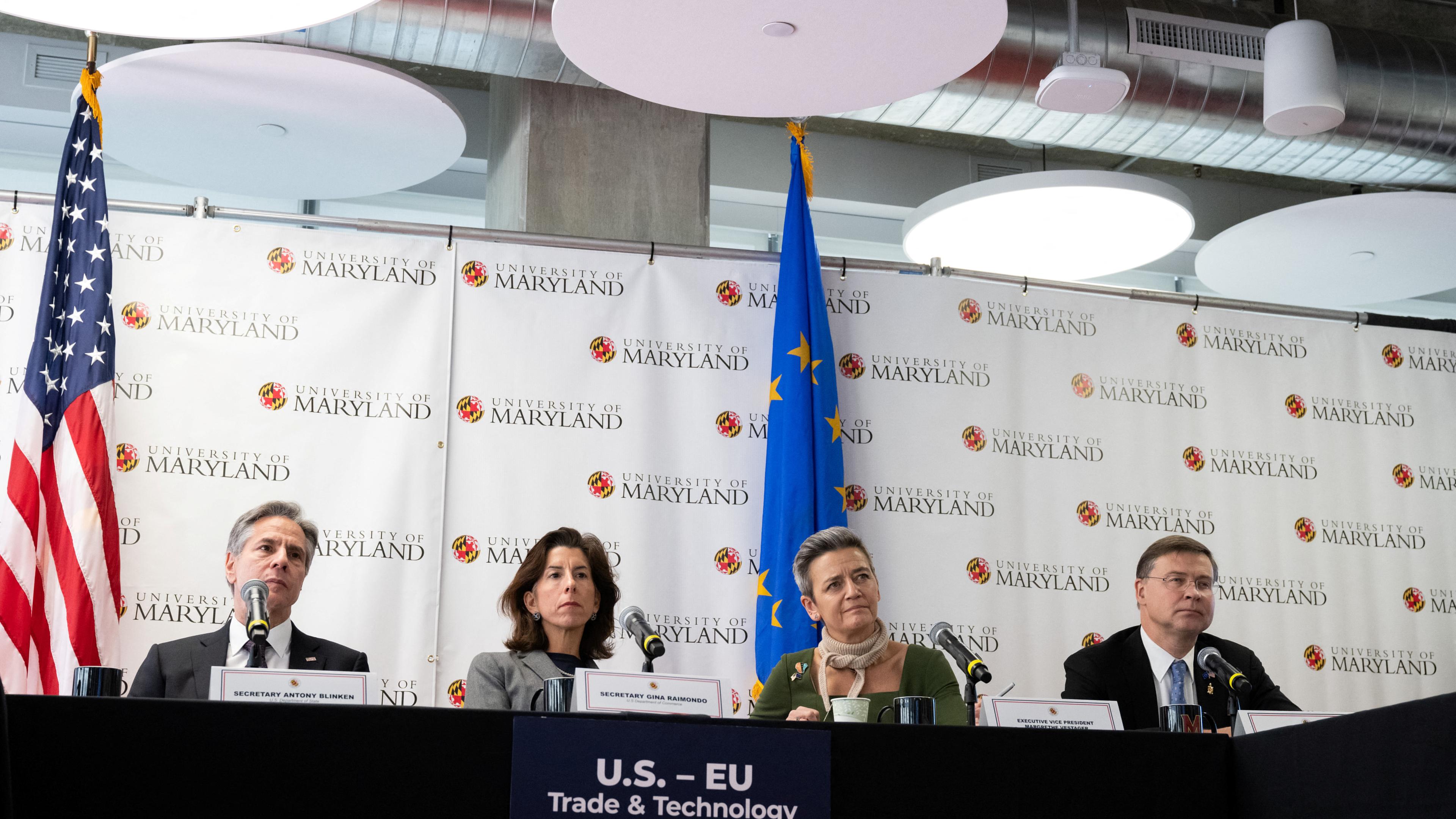 05.12.2022, University of Maryland, USA: Blinken, Raimondo, Vestager und Dombrovski treffen sich zum Krisengespräch.