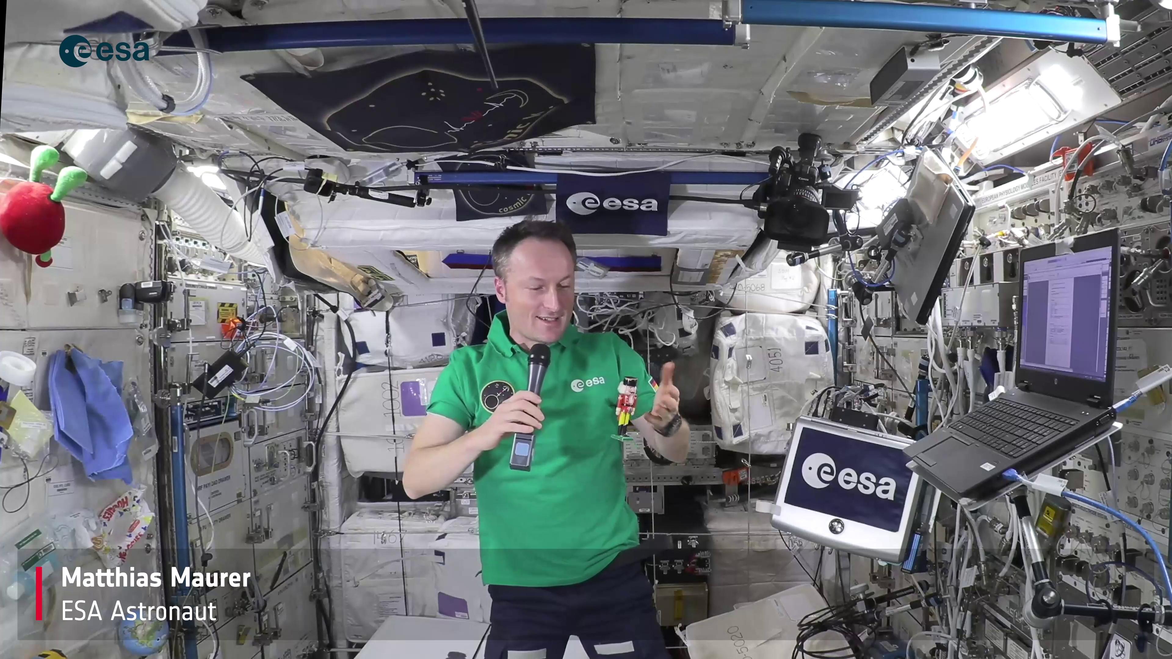 Matthias Maurer in der ISS mit Nussknacker