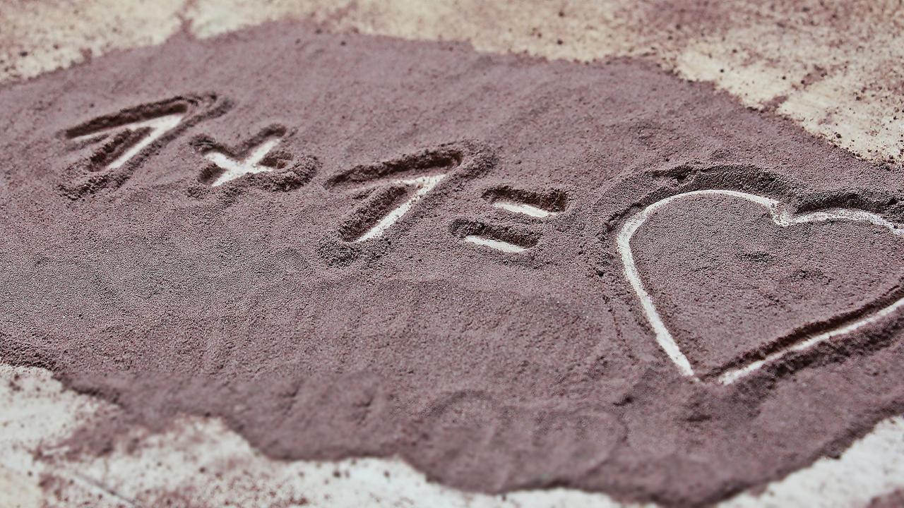 Motiv im Sand: 1+1 gleich Herz (Liebe)