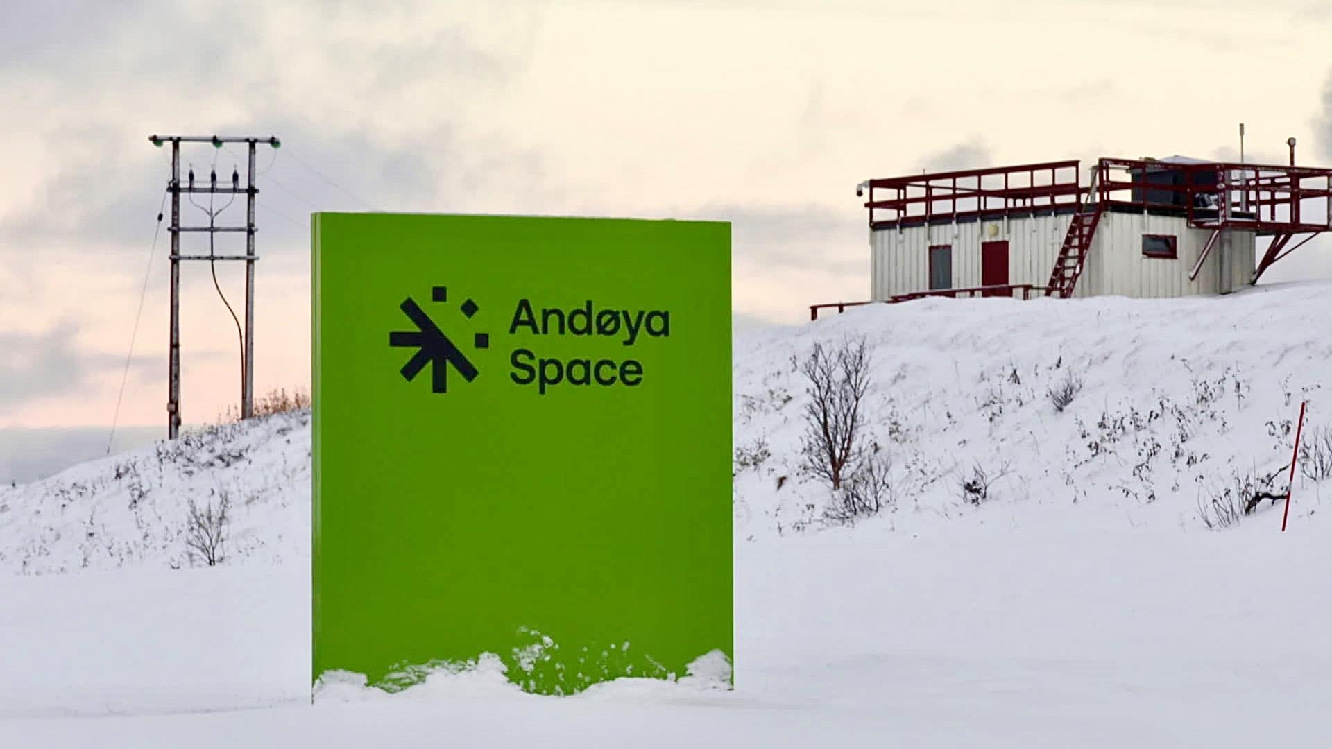 Weltraumzentrum Norwegen. Grünes Schild in Schneelandschaft