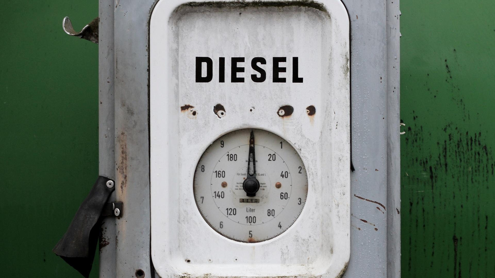 Alte Zapfäule mit Schriftzug "Diesel"
