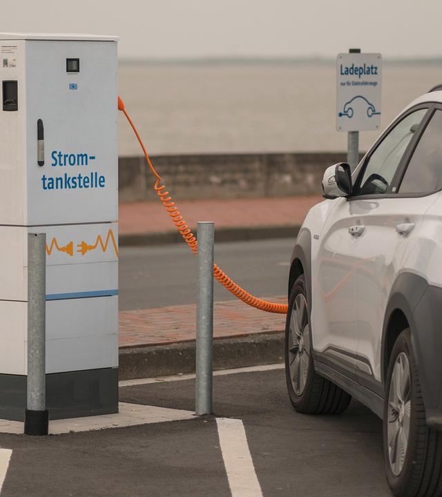 E-Auto an Stromtankstelle