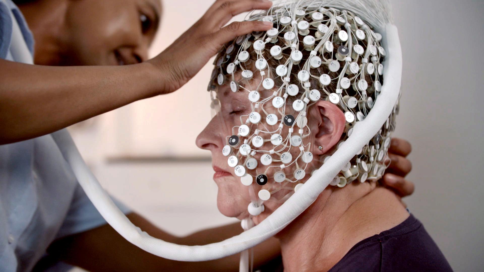 Gesichtsausschnitt mit Elektroden-Kappe