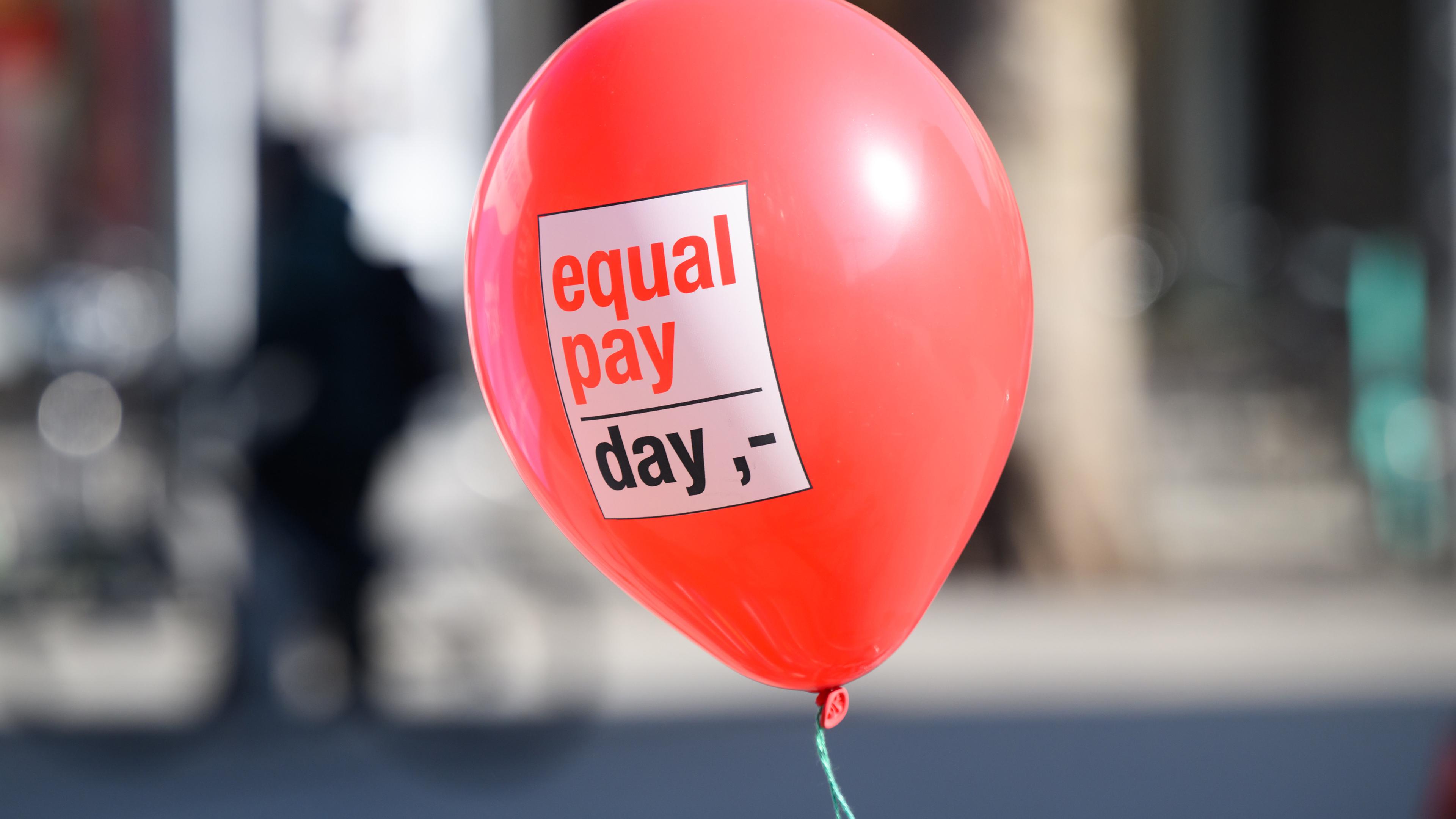 Luftballon mit Aufschrift "equal pay day"