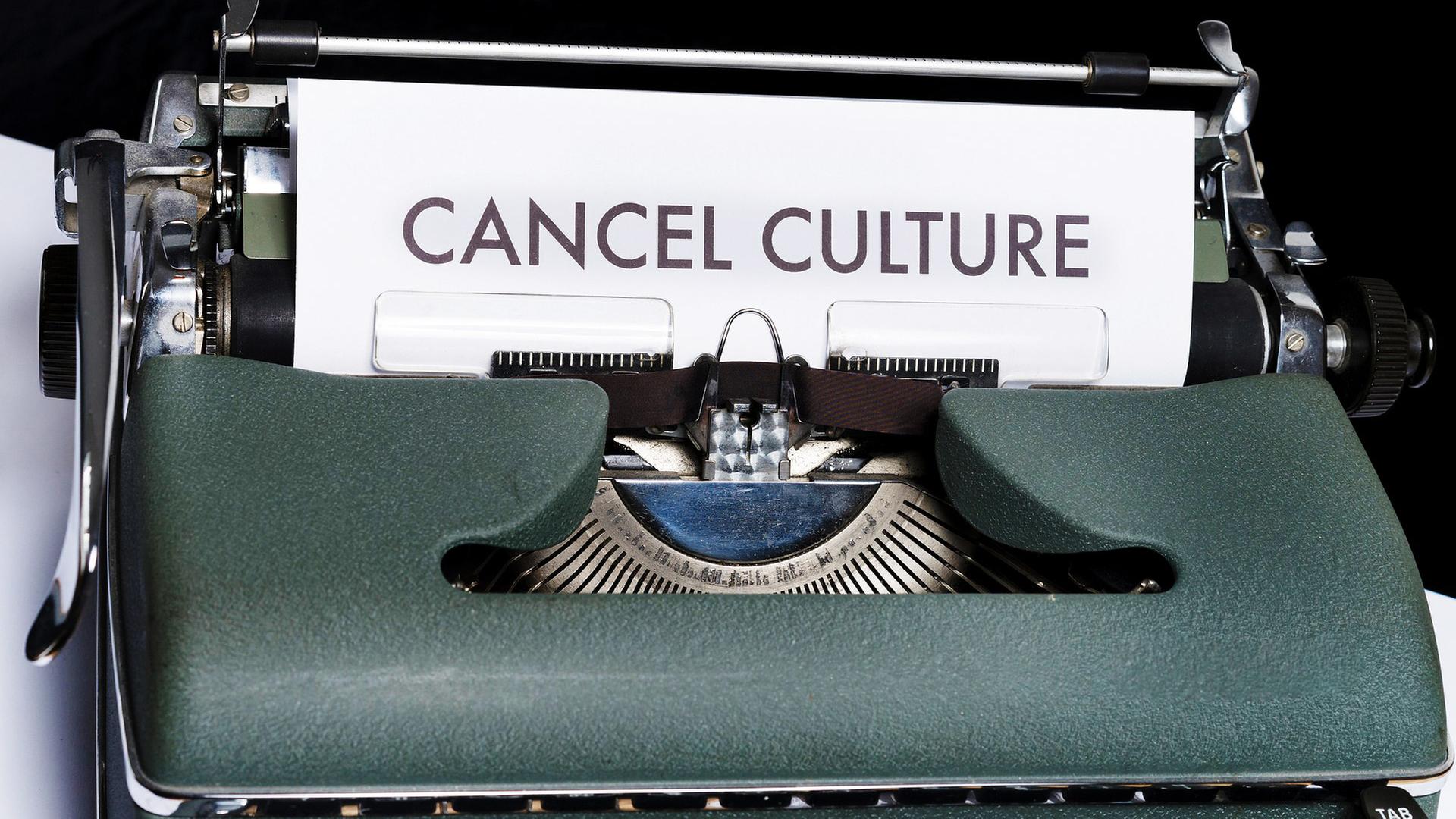Schreibmaschine mit eingespanntem Papier