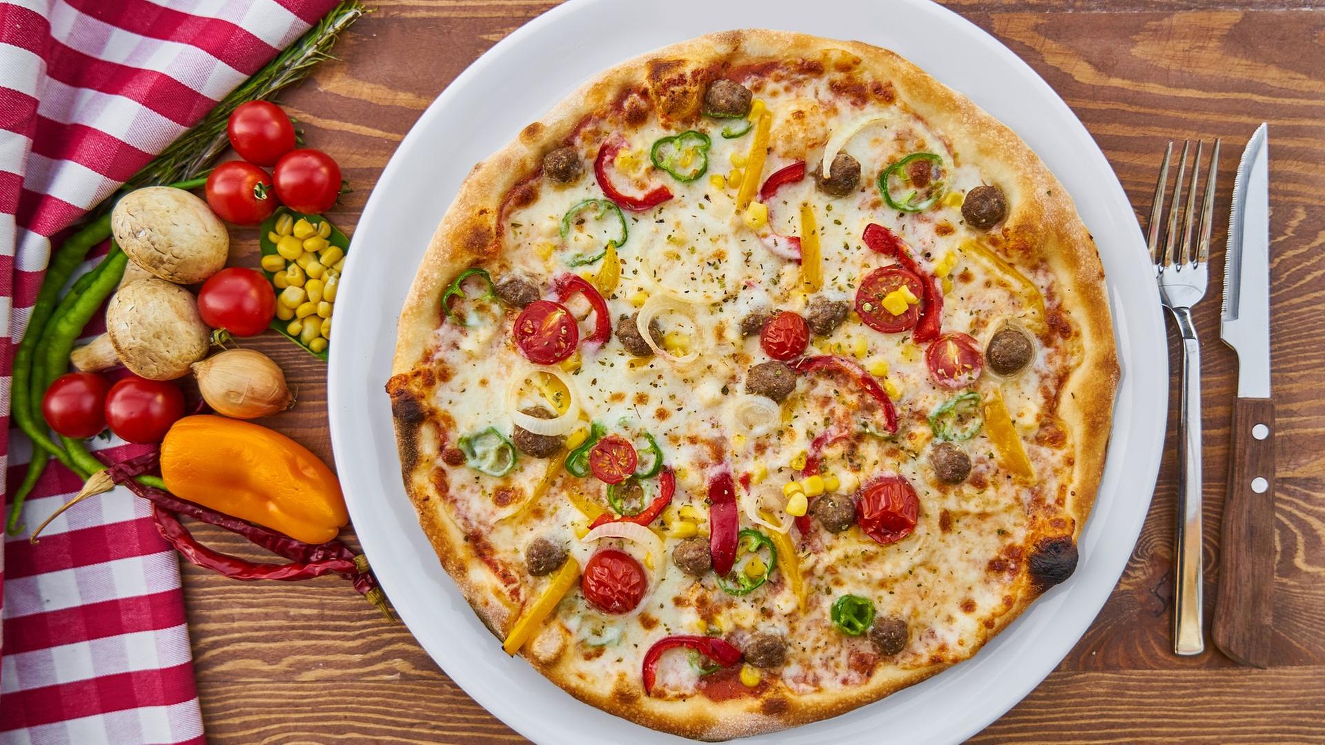 Pizza auf einem weißen Teller