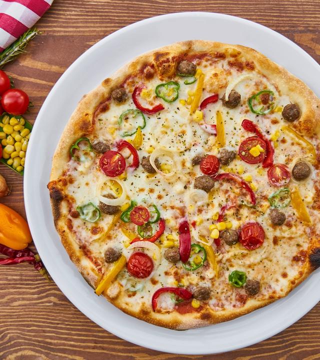 Pizza auf einem weißen Teller