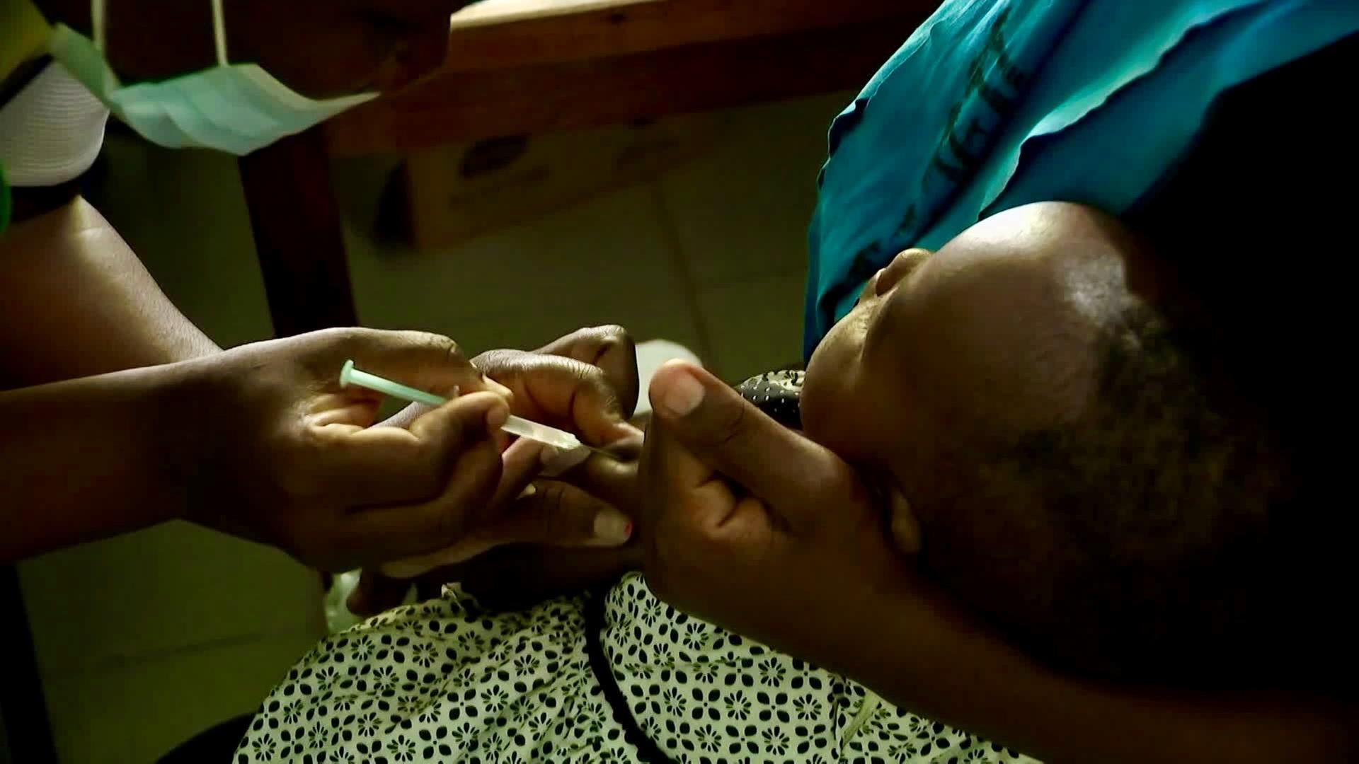 Mutter lässt ihr Kind gegen Malaria impfen